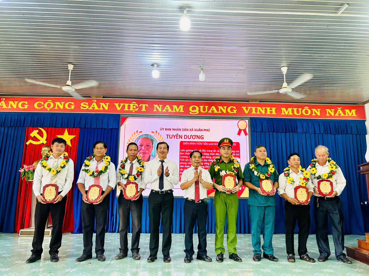 TỎA SÁNG NHỮNG BÔNG HOA THI ĐUA YÊU NƯỚC  TRÊN QUÊ HƯƠNG XUÂN PHÚ