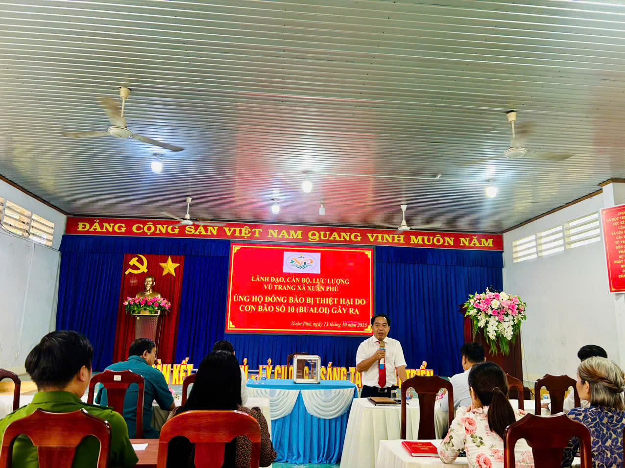 LÃNH ĐẠO, CÁN BỘ VÀ LỰC LƯỢNG VŨ TRANG XÃ XUÂN PHÚ ỦNG HỘ ĐỒNG BÀO BỊ THIỆT HẠI DO CƠN BÃO SỐ 10 (BUALOI)