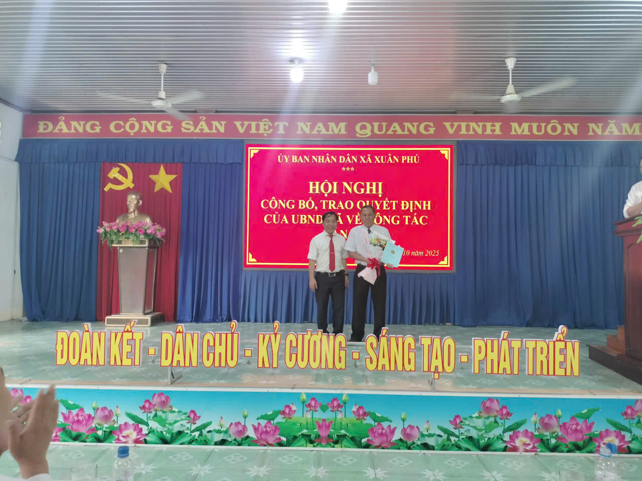 XUÂN PHÚ: CÔNG BỐ VÀ TRAO QUYẾT ĐỊNH  VỀ CÔNG TÁC CÁN BỘ