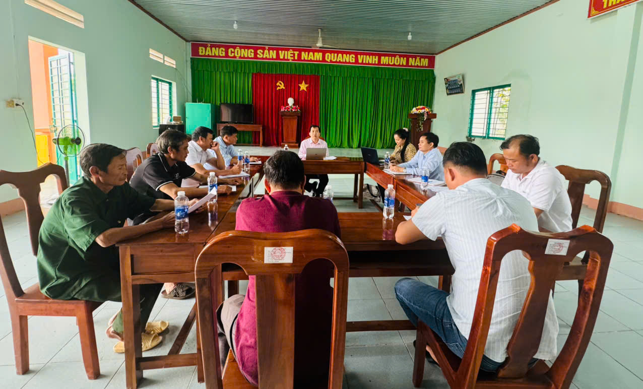 Đồng chí Bí thư Đảng ủy xã Xuân Phú làm việc với Chi bộ ấp Tân Bình 2 về kết quả thực hiện Nghị quyết số 02-NQ/ĐU.