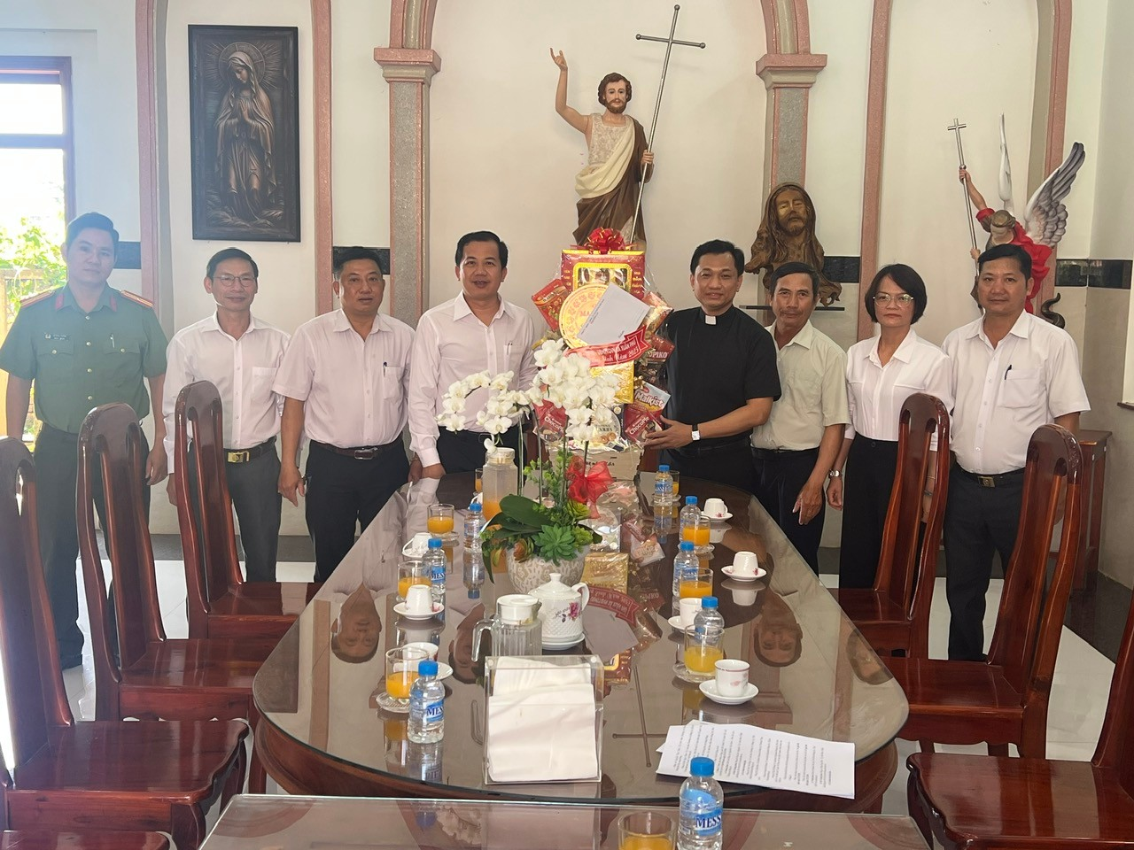 ĐẢNG UỶ - HĐND – UBND – UBMTTQ VIỆT NAM XÃ XUÂN PHÚ THĂM, CHÚC MỪNG GIÁNG SINH TẠI CÁC CƠ SỞ TÔN GIÁO