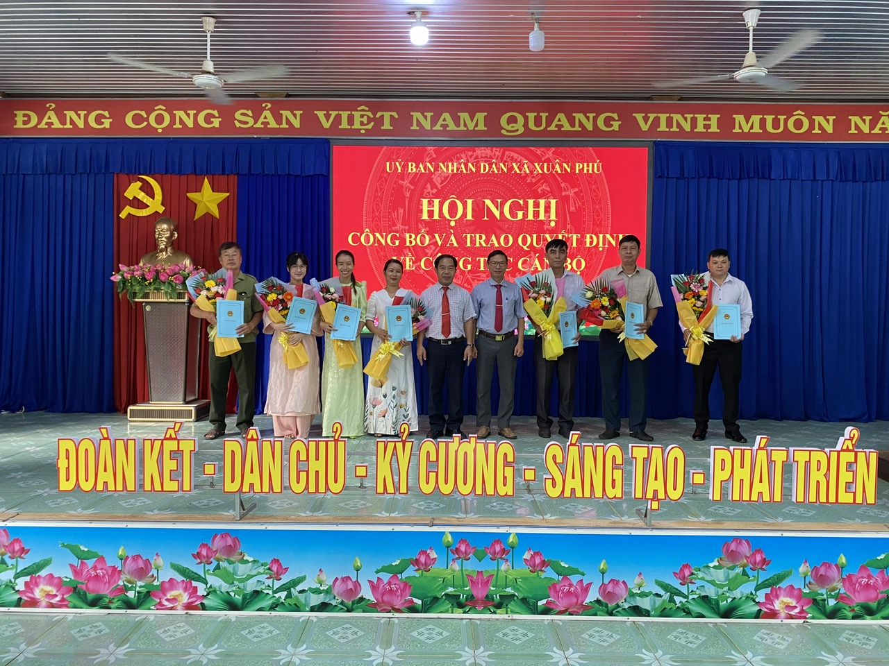 HỘI NGHỊ CÔNG BỐ CÁC QUYẾT ĐỊNH VỀ CÔNG TÁC CÁN BỘ