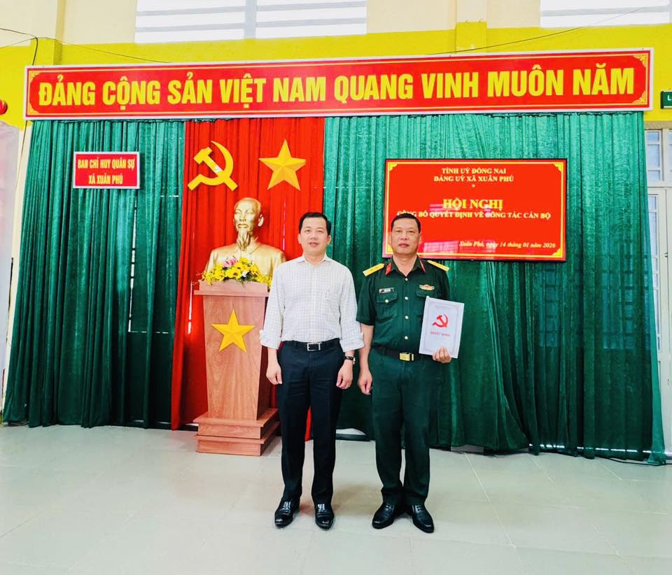 XUÂN PHÚ CÔNG BỐ VÀ TRAO QUYẾT ĐỊNH BỔ NHIỆM  CHỈ HUY TRƯỞNG BAN CHỈ HUY QUÂN SỰ XÃ