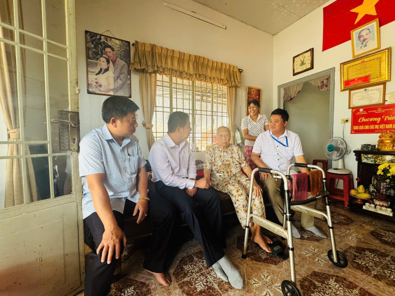 ĐẢNG UỶ – HĐND – UBND – UBMTTQ VIỆT NAM XÃ XUÂN PHÚ THĂM, CHÚC TẾT MẸ VIỆT NAM ANH HÙNG VÀ CÁC ĐỒNG CHÍ NGUYÊN LÃNH ĐẠO HUYỆN XUÂN LỘC (CŨ)