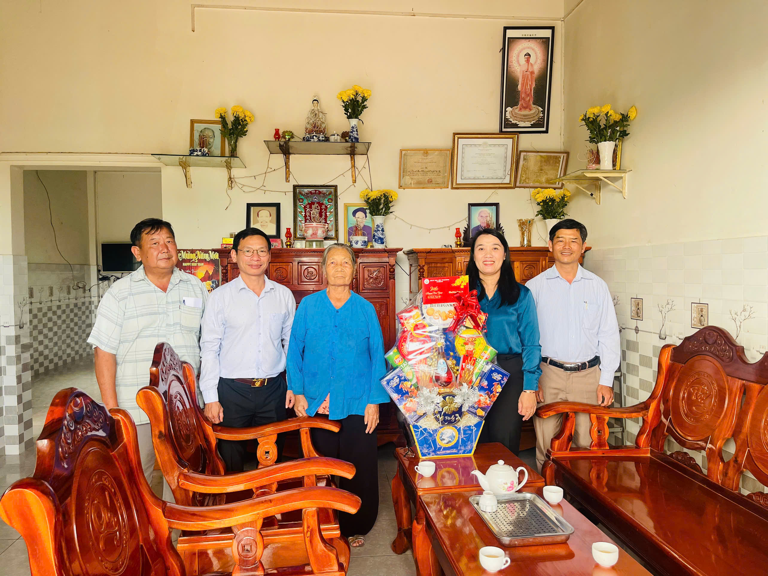 XÃ XUÂN PHÚ THĂM, CHÚC TẾT CÁC GIA ĐÌNH CHÍNH SÁCH,  NGƯỜI CÓ UY TÍN VÀ CÁC BAN ẤP TRÊN ĐỊA BÀN XÃ