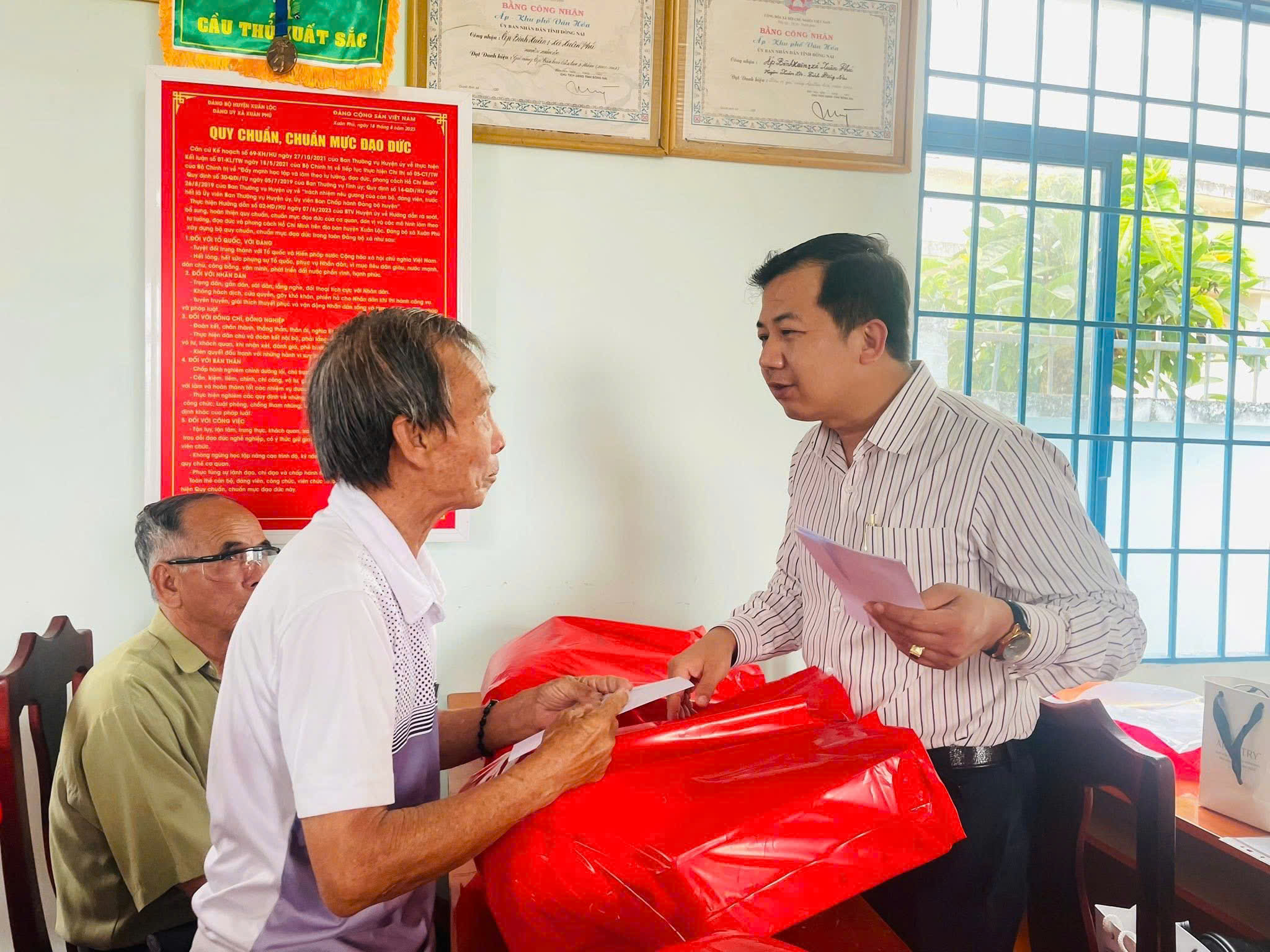 XÃ XUÂN PHÚ: TỔ CHỨC TRAO 208 PHẦN QUÀ TẾT (ĐỢT 2)  CHO CÁC HỘ GIA ĐÌNH KHÓ KHĂN NHÂN DỊP TẾT  NGUYÊN ĐÁN BÍNH NGỌ 2026