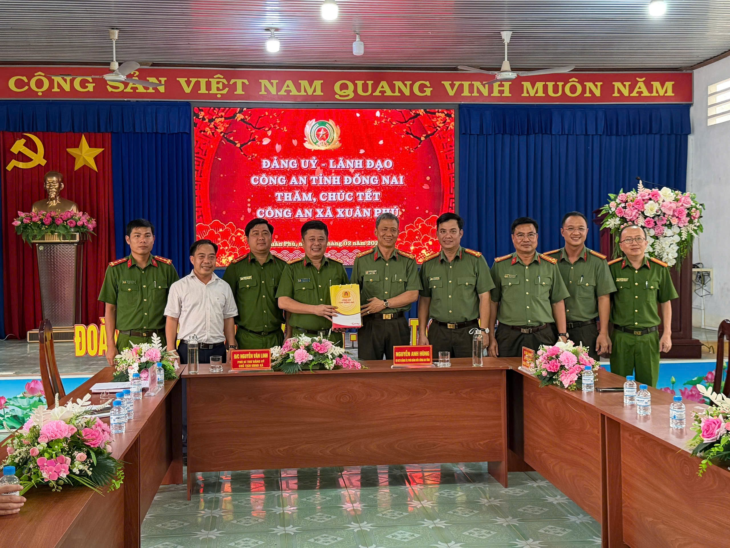 Đ/c Đại tá Nguyễn Anh Hùng – UVBTV Đảng uỷ, Phó Giám đốc Công an tỉnh Đồng Nai tặng quà và chụp ảnh lưu niệm với Chủ tịch UBND xã và Ban Chỉ huy Công an xã Xuân Phú