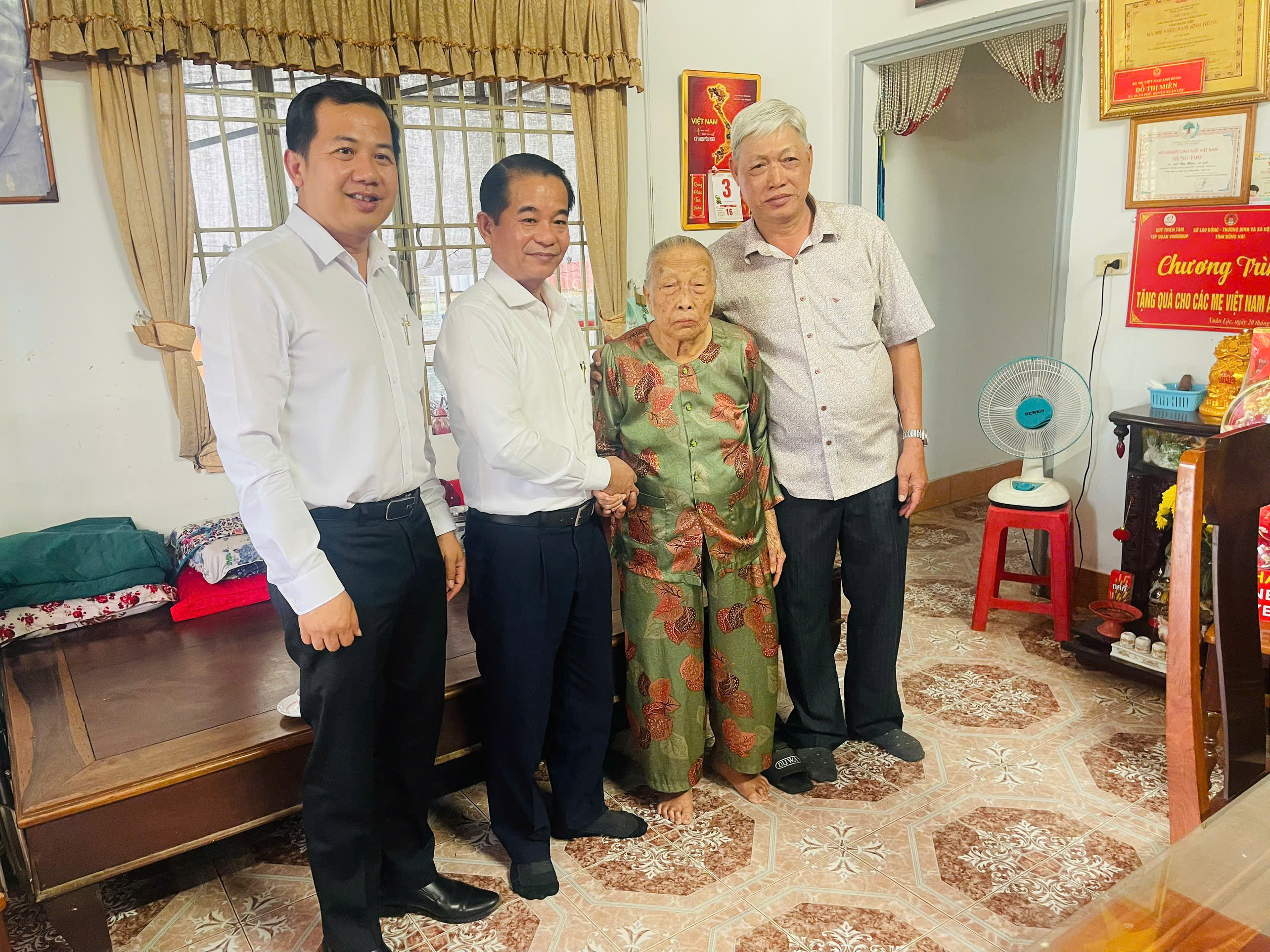 ĐOÀN LÃNH ĐẠO TỈNH UỶ - HĐND- UBND – UBMTTQ VIỆT NAM TỈNH THĂM, TẶNG QUÀ TẾT MẸ VIỆT NAM ANH HÙNG ĐỖ THỊ MIÊN