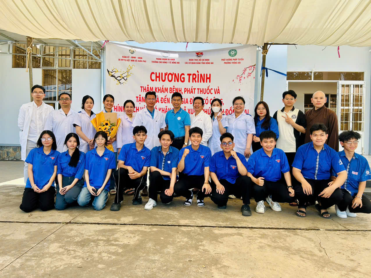 Xuân Phú tổ chức chương trình khám bệnh, cấp thuốc  và tặng quà cho các đối tượng chính sách