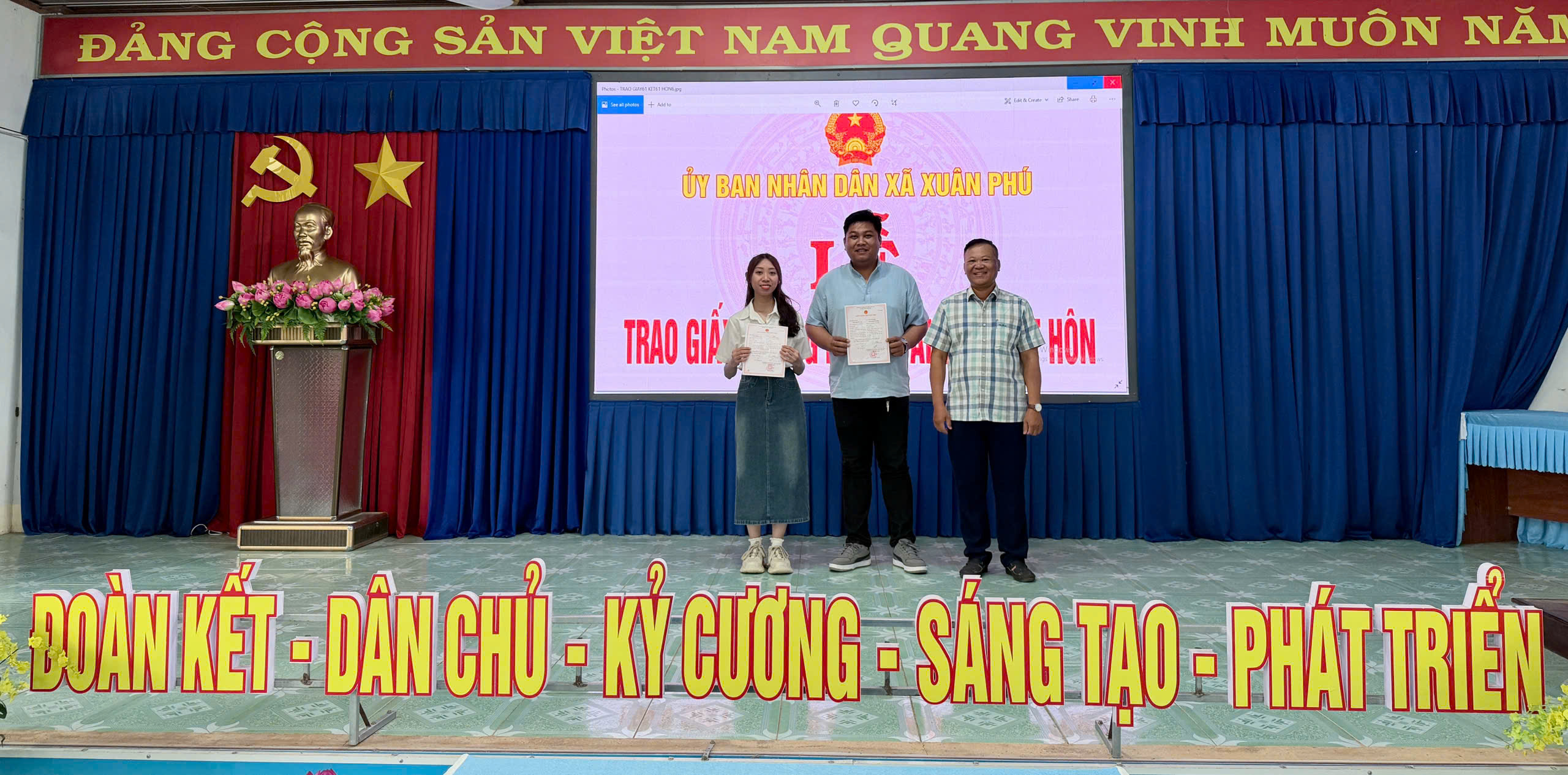 XUÂN PHÚ: TRAO GIẤY CHỨNG NHẬN KẾT HÔN VÀ THƯ CHÚC MỪNG – LAN TỎA GIÁ TRỊ NHÂN VĂN