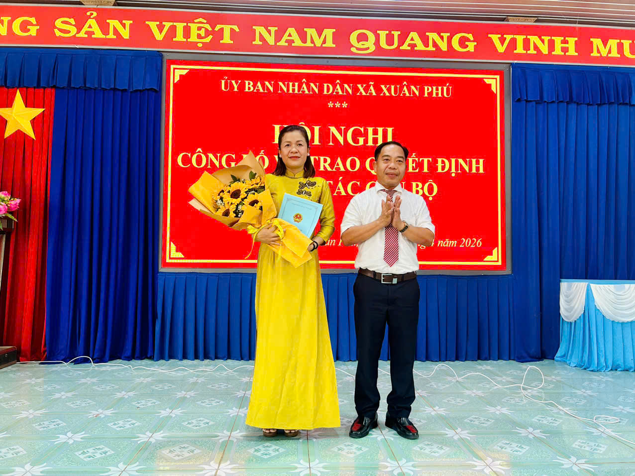 Đồng chí Nguyễn Văn Linh - Phó Bí thư Đảng uỷ, Chủ tịch UBND xã trao quyết định bổ nhiệm Phó Giám đốc Trạm Y tế xã cho đ/c Lê Thị Thu Huệ