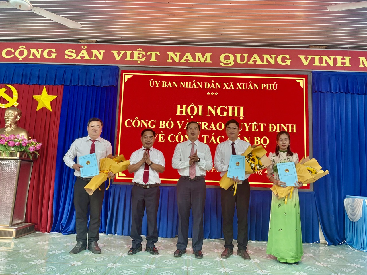 Đồng chí Lại Thế Thông - Bí thư Đảng uỷ, Chủ tịch HĐND xã và đồng chí Nguyễn Văn Linh - Phó Bí thư Đảng uỷ, Chủ tịch UBND xã trao hoa và quyết định  cho các đồng chí được bổ nhiệm