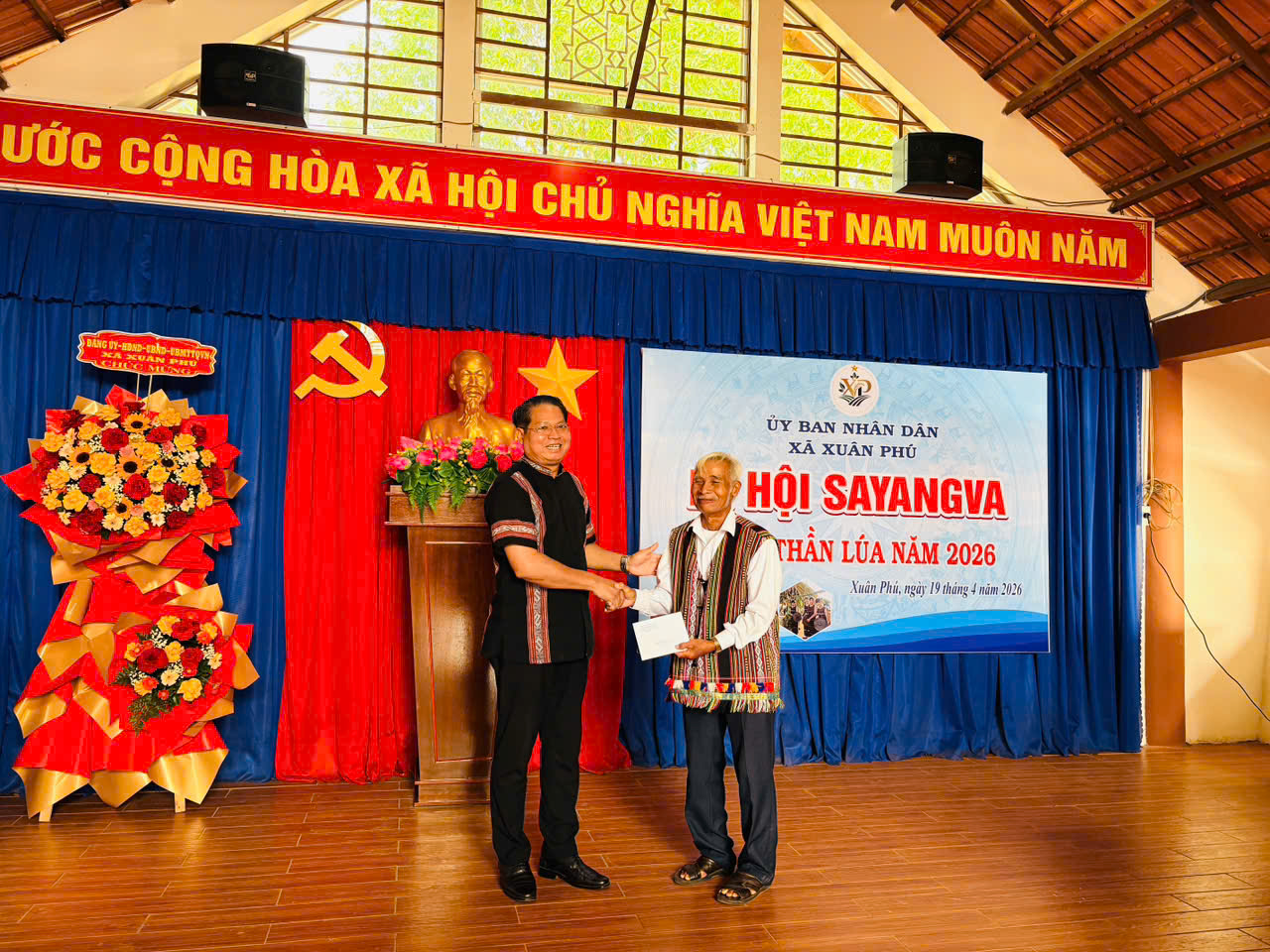 Đồng chí Điểu Điều - Trưởng Ban Dân tộc HĐND tỉnh Đồng Nai chúc mừng Già làng Hùng Văn Xứng tại Lễ hội Sayangva năm 2026