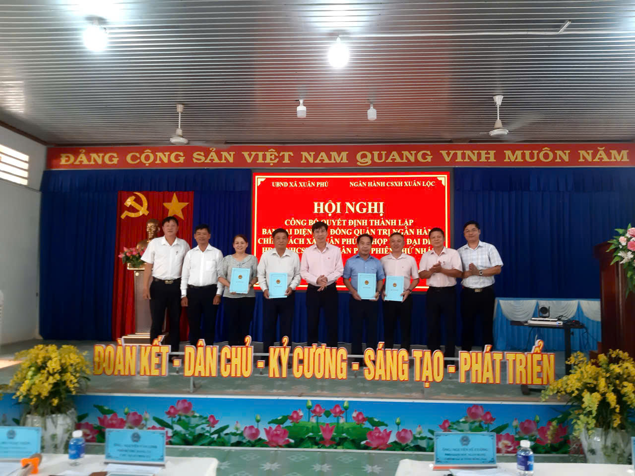 XÃ XUÂN PHÚ TỔ CHỨC HỘI NGHỊ CÔNG BỐ QUYẾT ĐỊNH THÀNH LẬP BAN ĐẠI DIỆN HĐQT NGÂN HÀNG CHÍNH SÁCH XÃ HỘI VÀ HỌP PHIÊN THỨ NHẤT