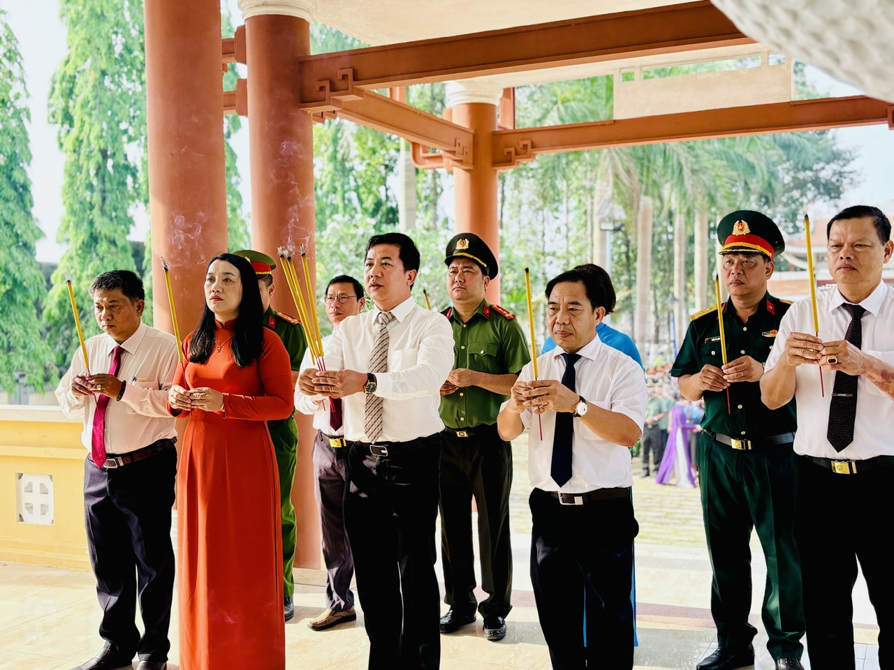 Các đồng chí Lãnh đạo Đảng uỷ - HĐND - UBND - UBMTTQ Việt Nam xã Xuân Phú viếng Nhà bia ghi tên liệt sĩ Xuân Phú - Bảo Hoà