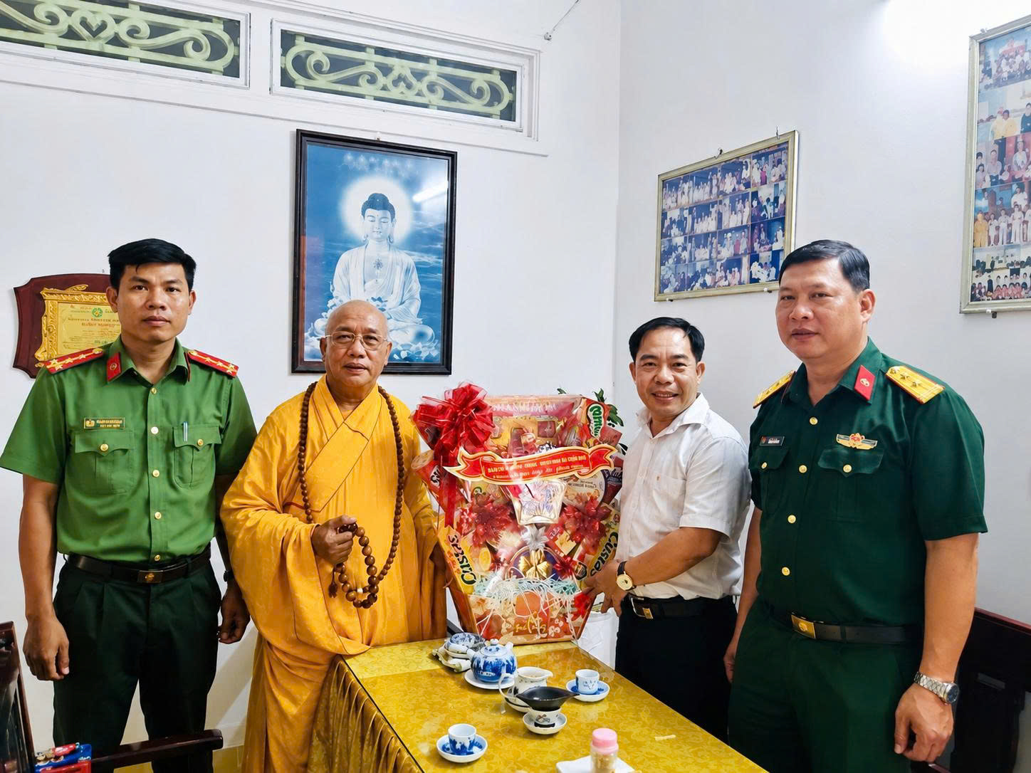 Đồng chí Nguyễn Văn Linh - Phó Bí thư Đảng uỷ, Chủ tịch UBND xã, đồng chí Trần Sỹ Long - UV.BTV Đảng uỷ, Chỉ huy trưởng BCHQS xã và đ/c Cao Xuân Chung - Phó Trưởng Công an xã thăm, tặng quà trụ trì chùa Dược Sư
