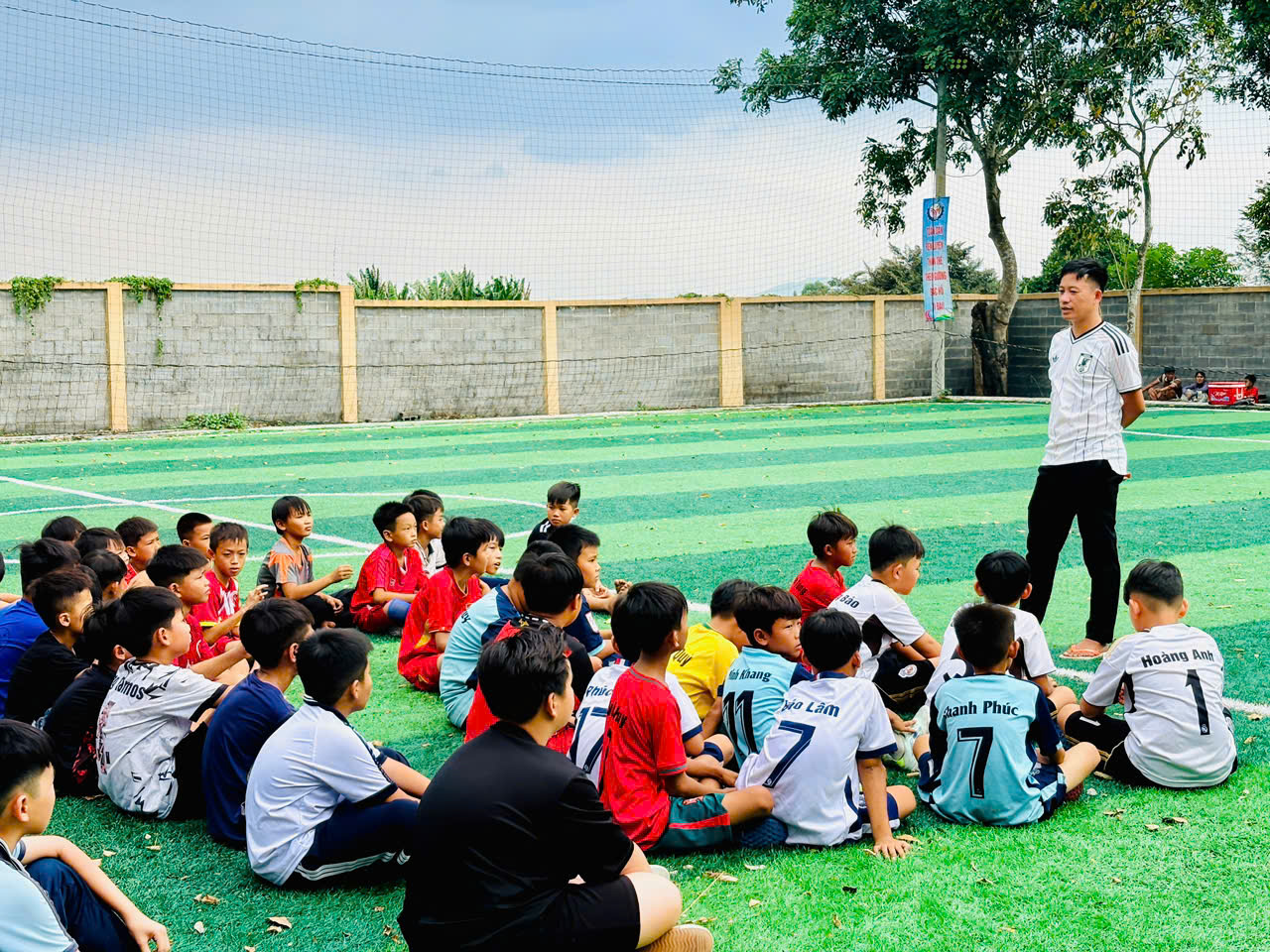 Sôi nổi ngày tuyển chọn đội tuyển bóng đá U11 xã Xuân Phú