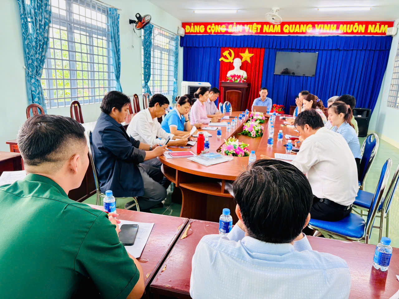 Đồng chí Nguyễn Trọng Quang - UVTV Đảng uỷ, Phó Chủ tịch UBND xã - Trưởng ban tổ chức Đại hội TDTT xã họp quán triệt, chỉ đạo các nhiệm vụ tại Lễ khai mạc