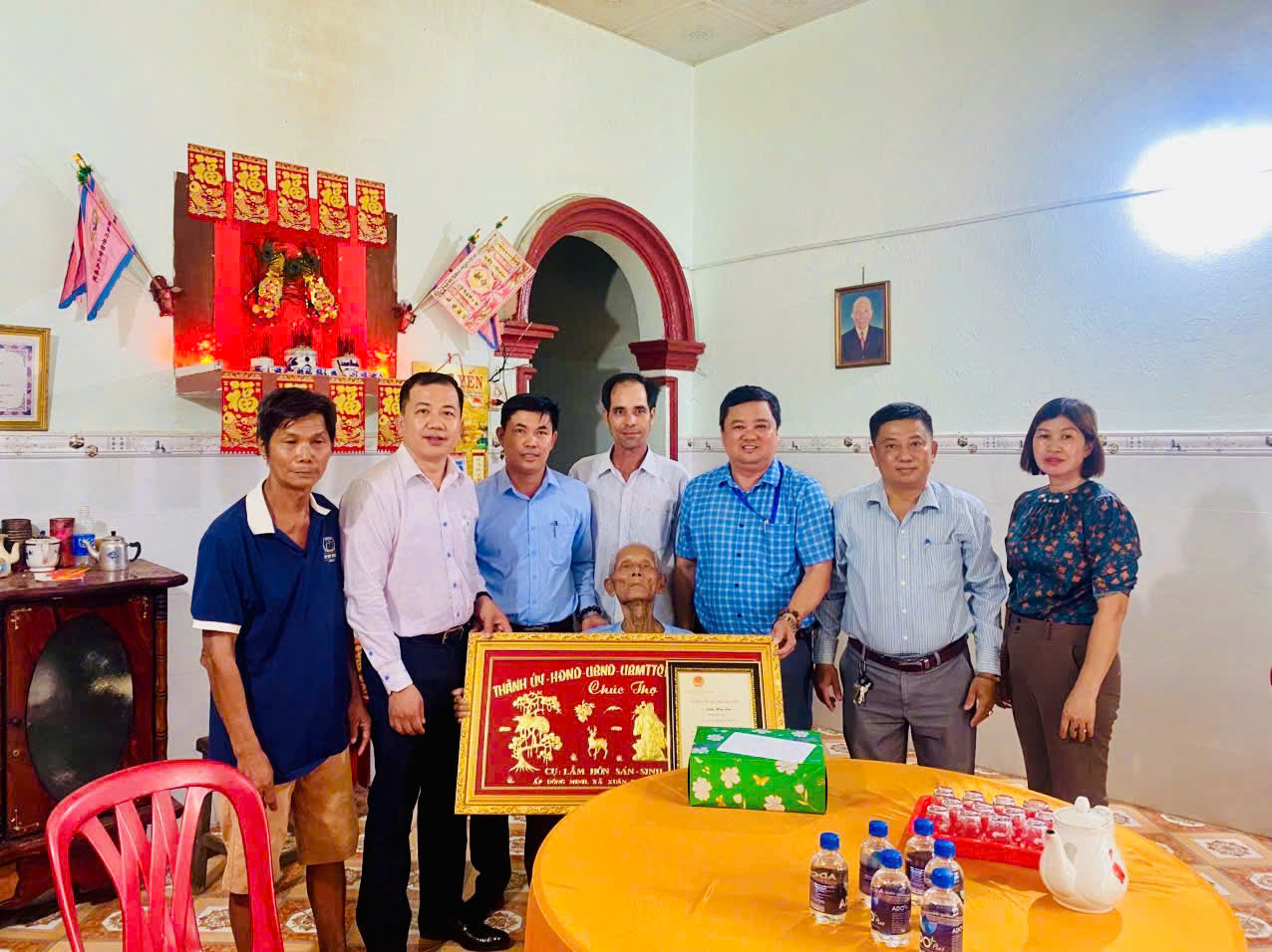 Đồng chí Lại Thế Thông - Bí thư Đảng uỷ - Chủ tịch HĐND xã và đ/c Bùi Ngọc Thân - UVTV Đảng uỷ, Chủ tịch UBMTTQ Việt Nam xã thăm, chúc thọ 100 tuổi cụ Lầm Hôn Sáng