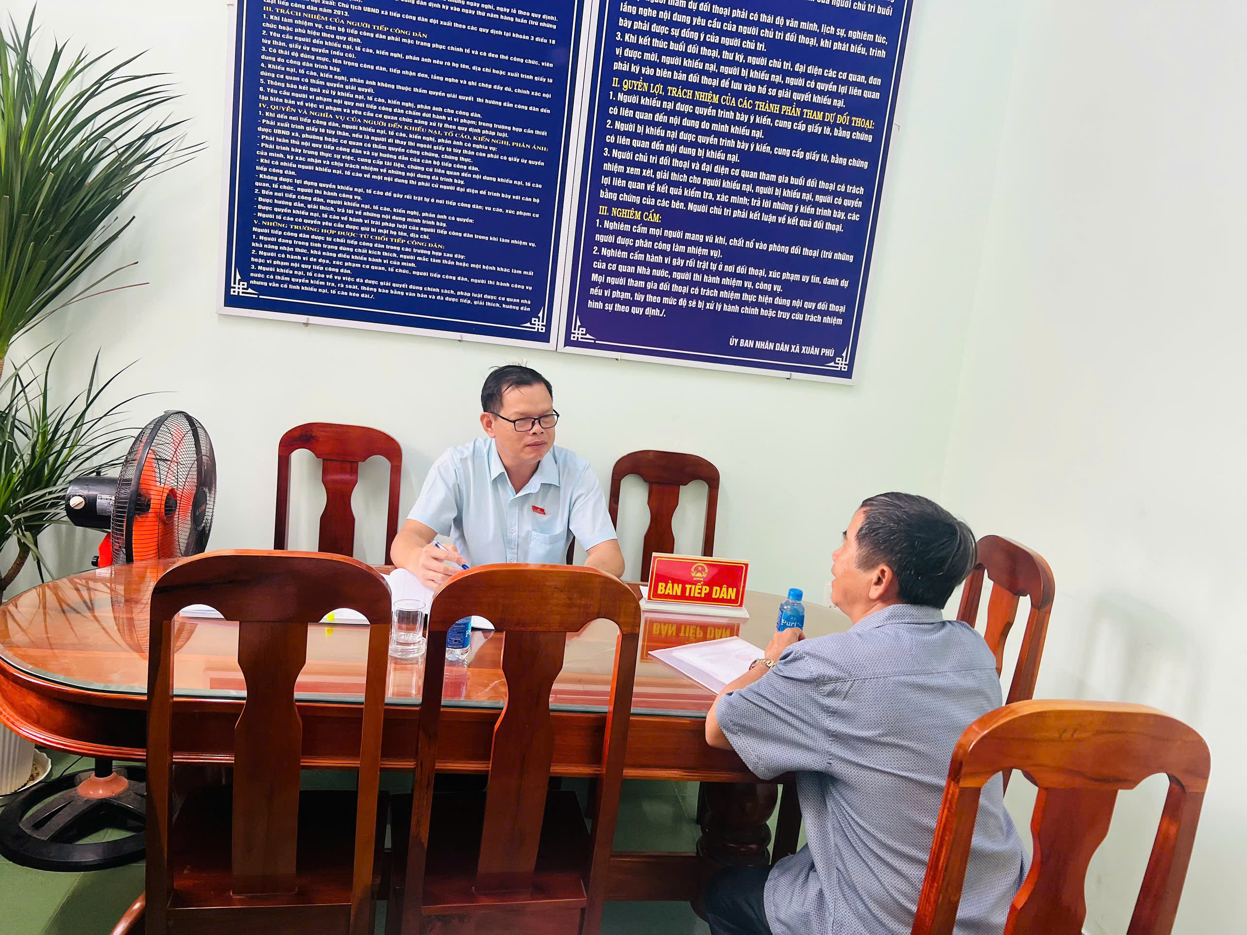 Đại biểu HĐND xã Xuân Phú thực hiện tiếp công dân định kỳ