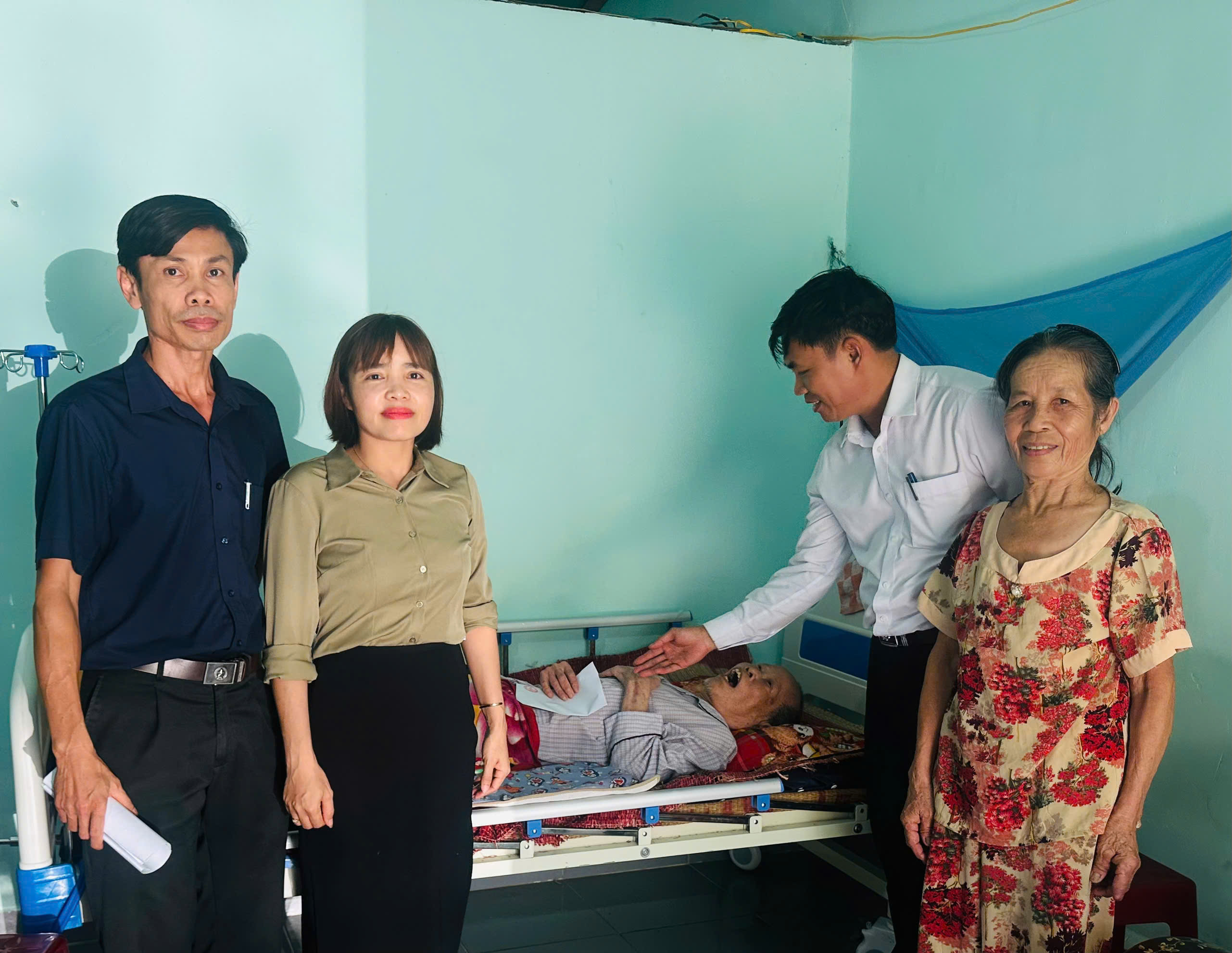 CHI BỘ CƠ QUAN ĐẢNG XÃ XUÂN PHÚ THĂM VÀ TRAO KINH PHÍ PHỤNG DƯỠNG HÀNG THÁNG CHO CÁC GIA ĐÌNH CHÍNH SÁCH