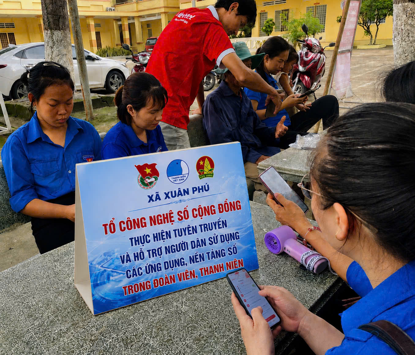TUỔI TRẺ XUÂN PHÚ TRIỂN KHAI ĐỘI HÌNH “MÙA HÈ SỐ” HỖ TRỢ NGƯỜI DÂN CÀI ĐẶT CHỮ KÝ SỐ, THÚC ĐẨY CHUYỂN ĐỔI SỐ CỘNG ĐỒNG