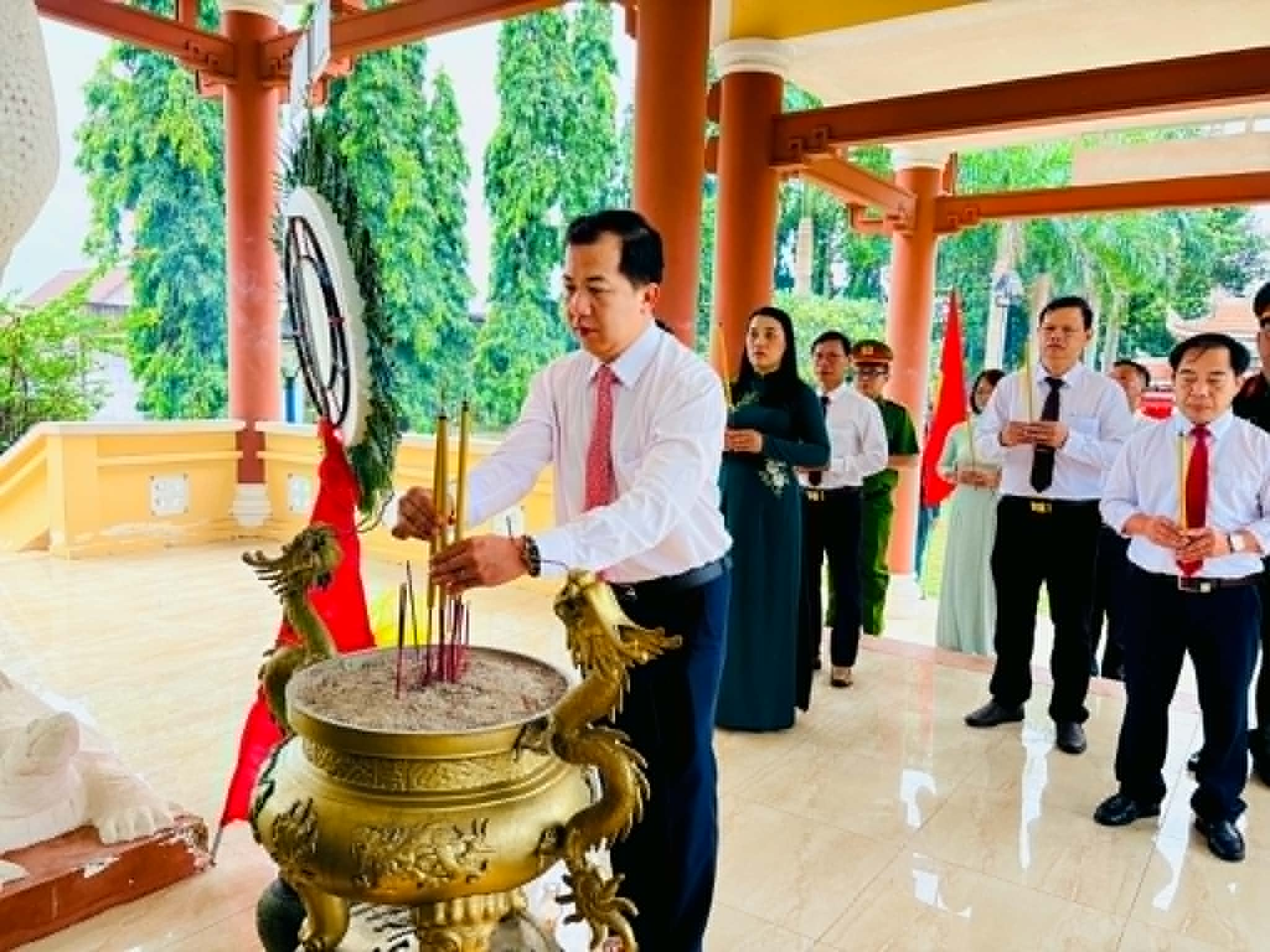 Đồng chí Lại Thế Thông - Bí thư Đảng uỷ, Chủ tịch HĐND xã dâng hương các anh hùng liệt sĩ tại Nhà bia ghi tên liệt sĩ Xuân Phú - Bảo Hoà