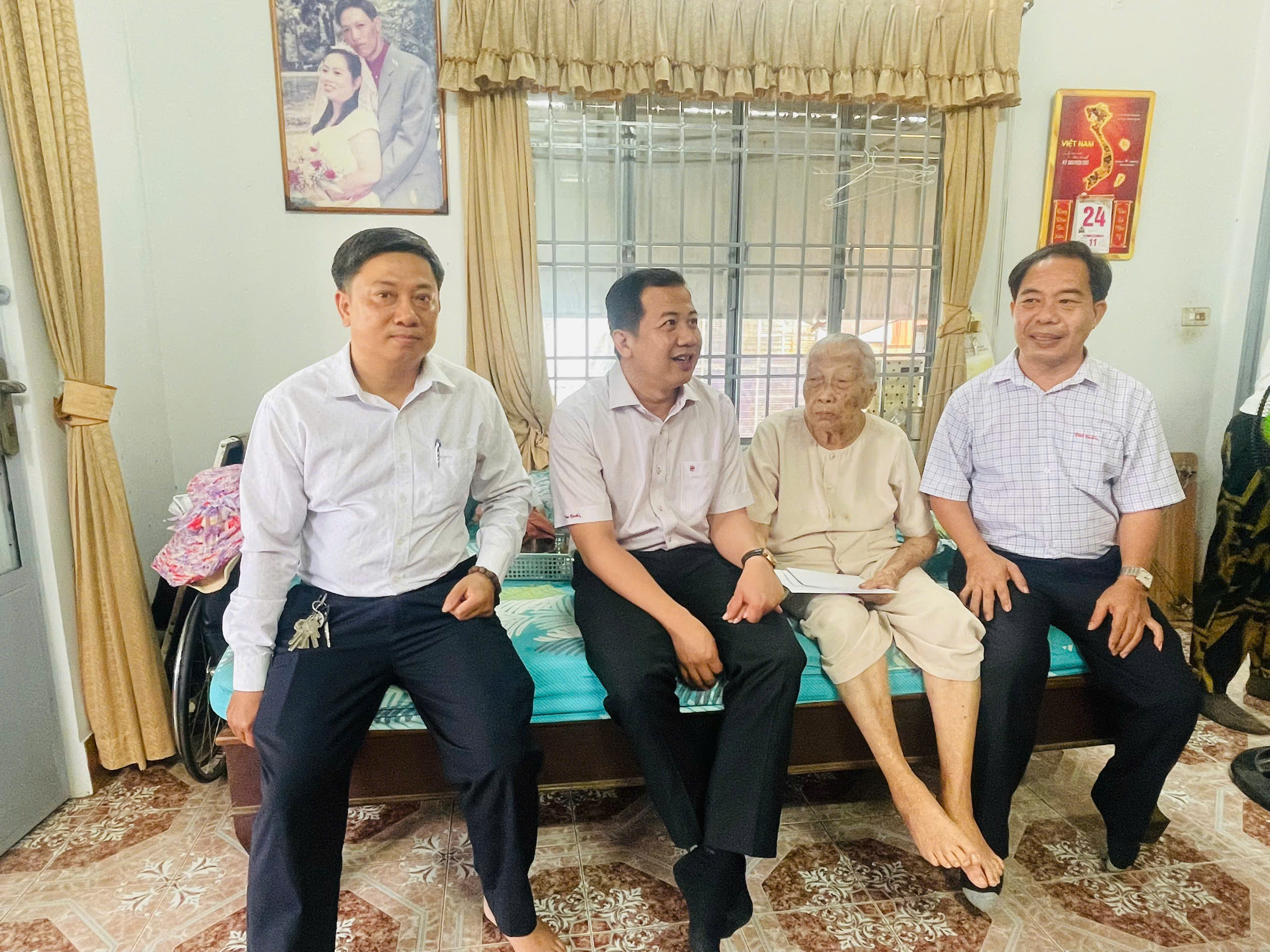 Lãnh đạo Đảng ủy - HĐND - UBND - Ủy ban MTTQ Việt Nam xã Xuân Phú thăm Mẹ Việt Nam Anh hùng nhân kỷ niệm 79 năm Ngày Thương binh - Liệt sĩ (27/7/1947 - 27/7/2026)
