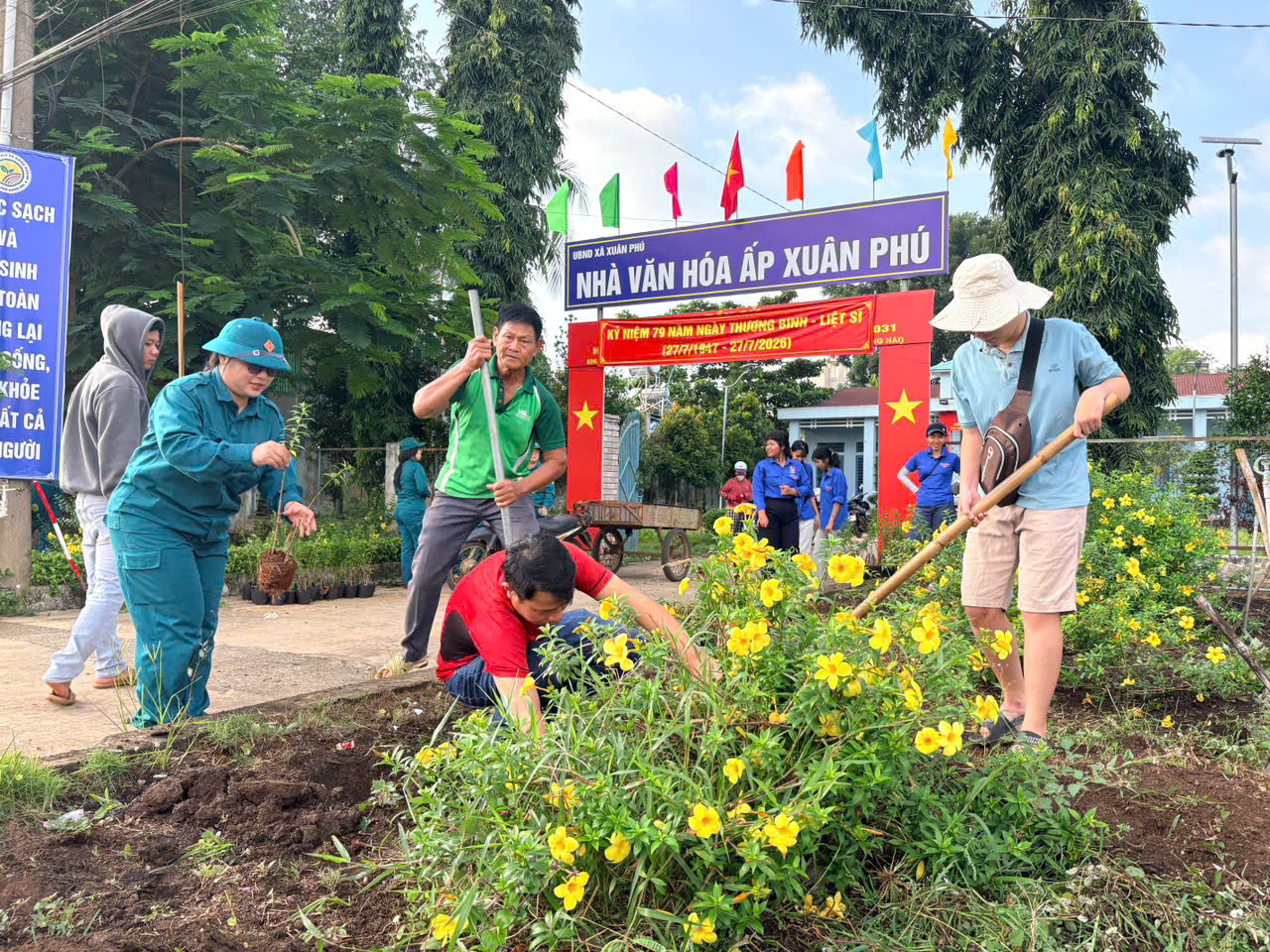 Cán bộ, đoàn viên, hội viên và nhân dân làm công tác dân vận tại Nhà văn hoá ấp Xuân Phú
