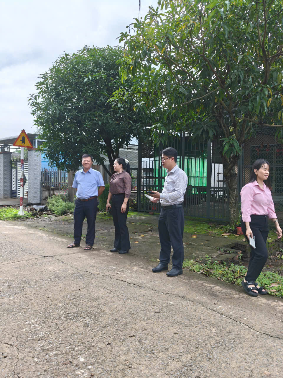 Phó Chủ tịch UBND xã Trần Duy Nguyện (áo xanh) dự Lễ khởi công Nâng cấp tuyến đường Bình Tiến - Lang Minh