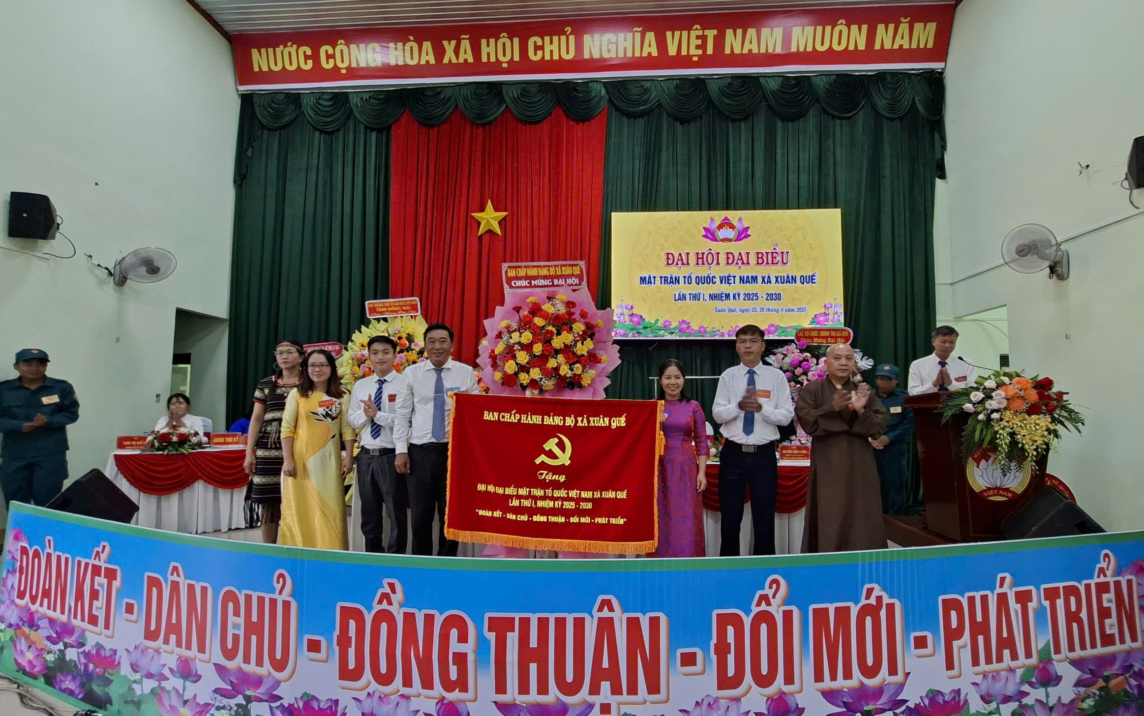 Lãnh đạo Đảng trao lẵng hoa chúc mừng Đại hội