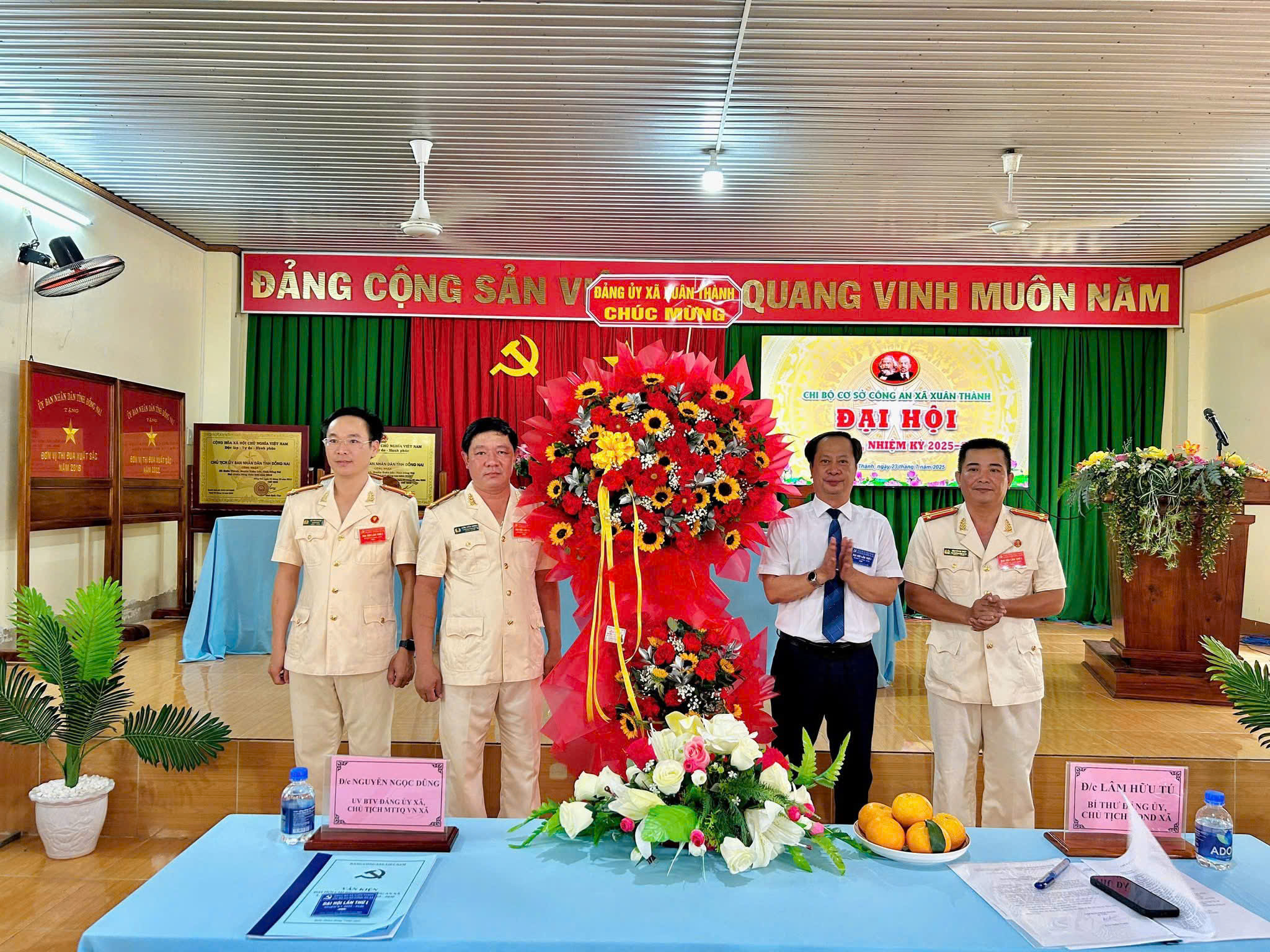 Đồng chí Lâm Hữu Tú - Bí thư Đảng ủy xã chúc mừng Đại hội chi bộ Công an