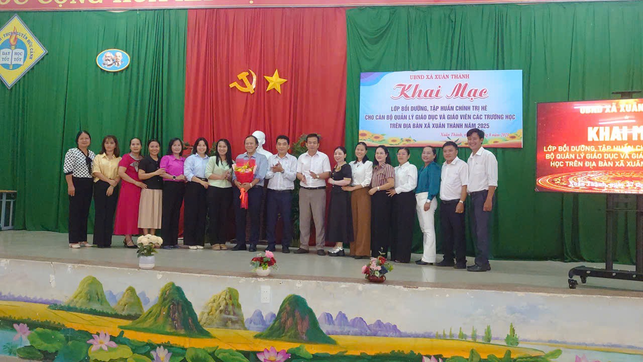 Sáng ngày 27/8/2025, tại Hội trường Trường Tiểu học – Trung học cơ sở Nguyễn Hữu Cảnh, UBND xã Xuân Thành đã tổ chức khai mạc Lớp bồi dưỡng, tập huấn chính trị hè năm 2025 cho cán bộ quản lý giáo dục và giáo viên các trường học trên địa bàn xã.