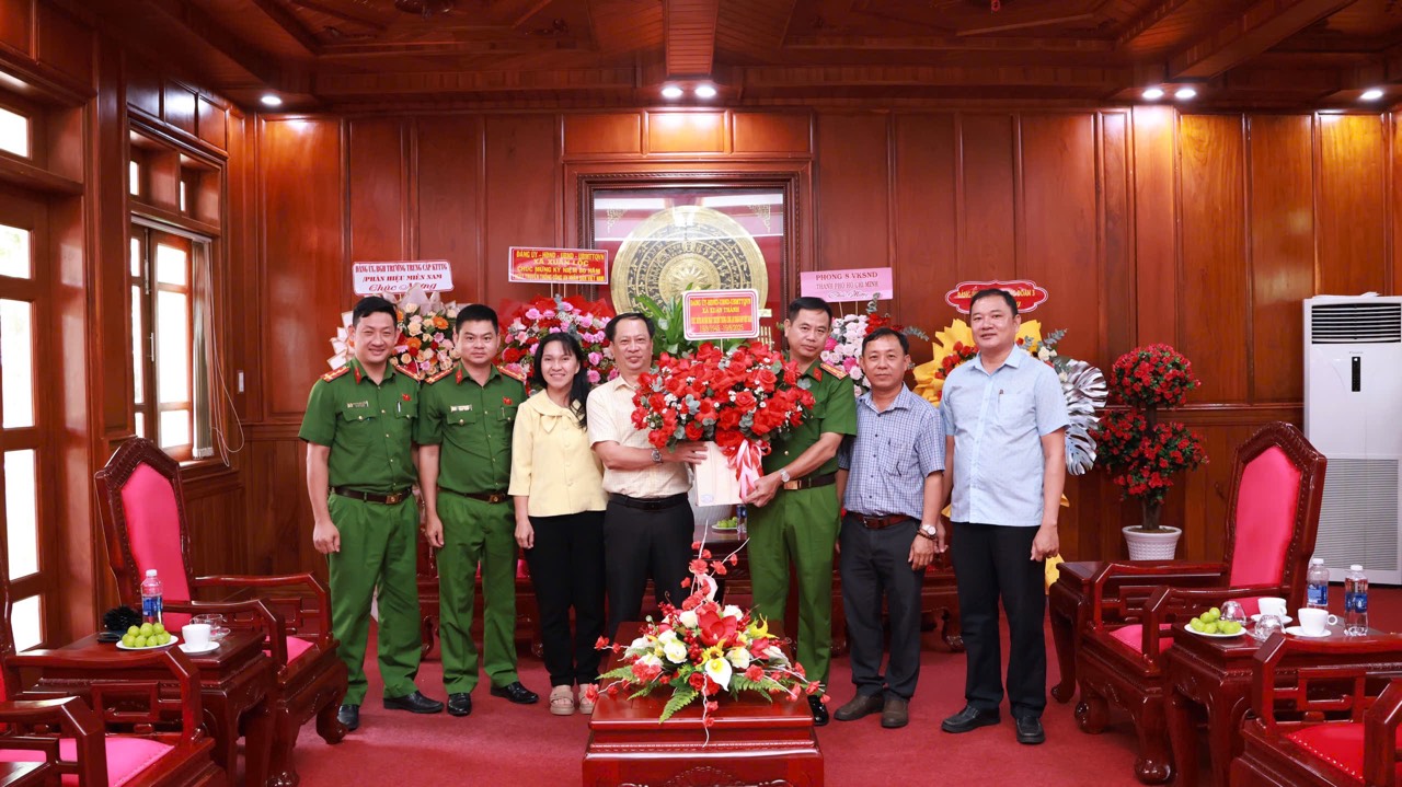 Đảng uỷ - UBND xã Xuân Thành thăm, chúc mừng Trại giam Xuân Lộc nhân dịp kỷ niệm 80 năm Ngày truyền thống Công an nhân dân Việt Nam (19/8/1945-19/8/2025).