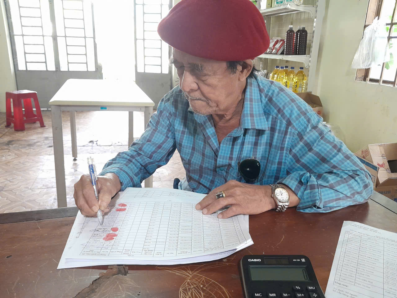 Ảnh : Người hưởng trợ cấp ký nhận tiền tại điểm chi trả trợ cấp