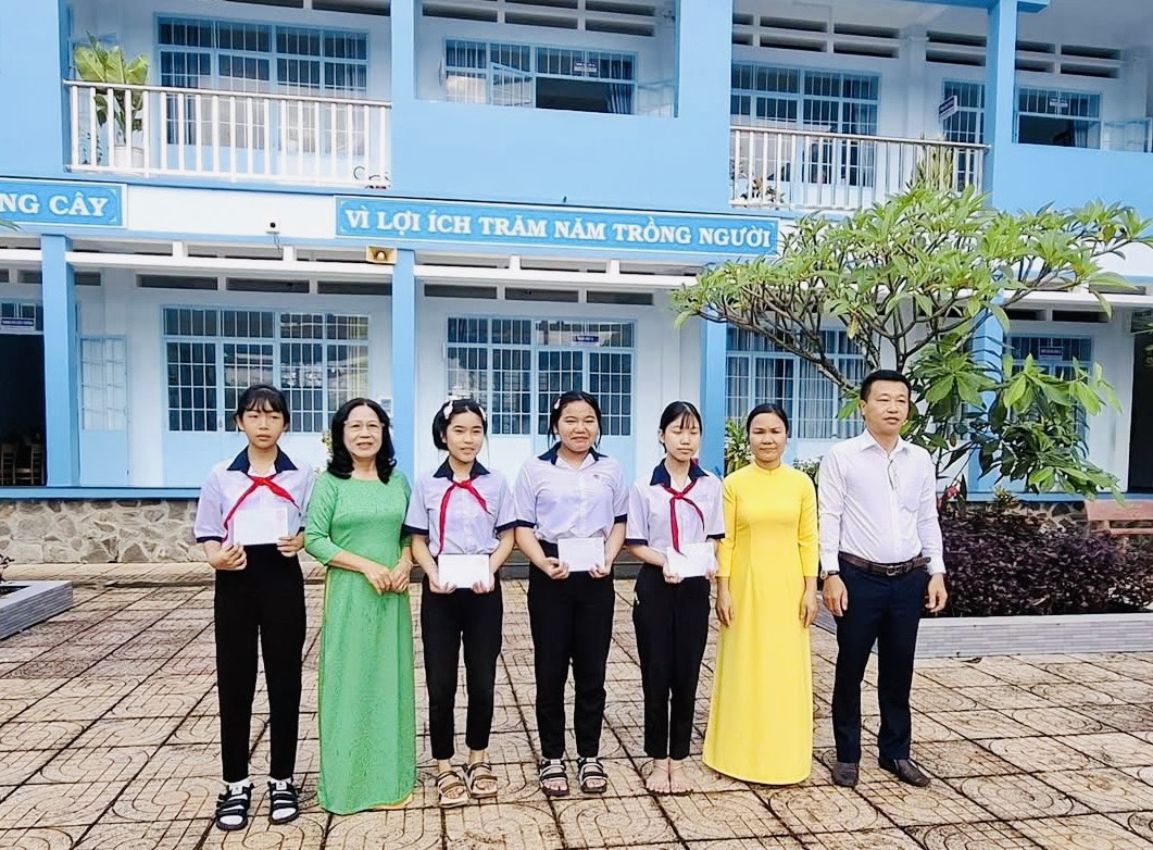 Trao tặng học bổng cho các em học sinh có hoàn cảnh đặc biệt