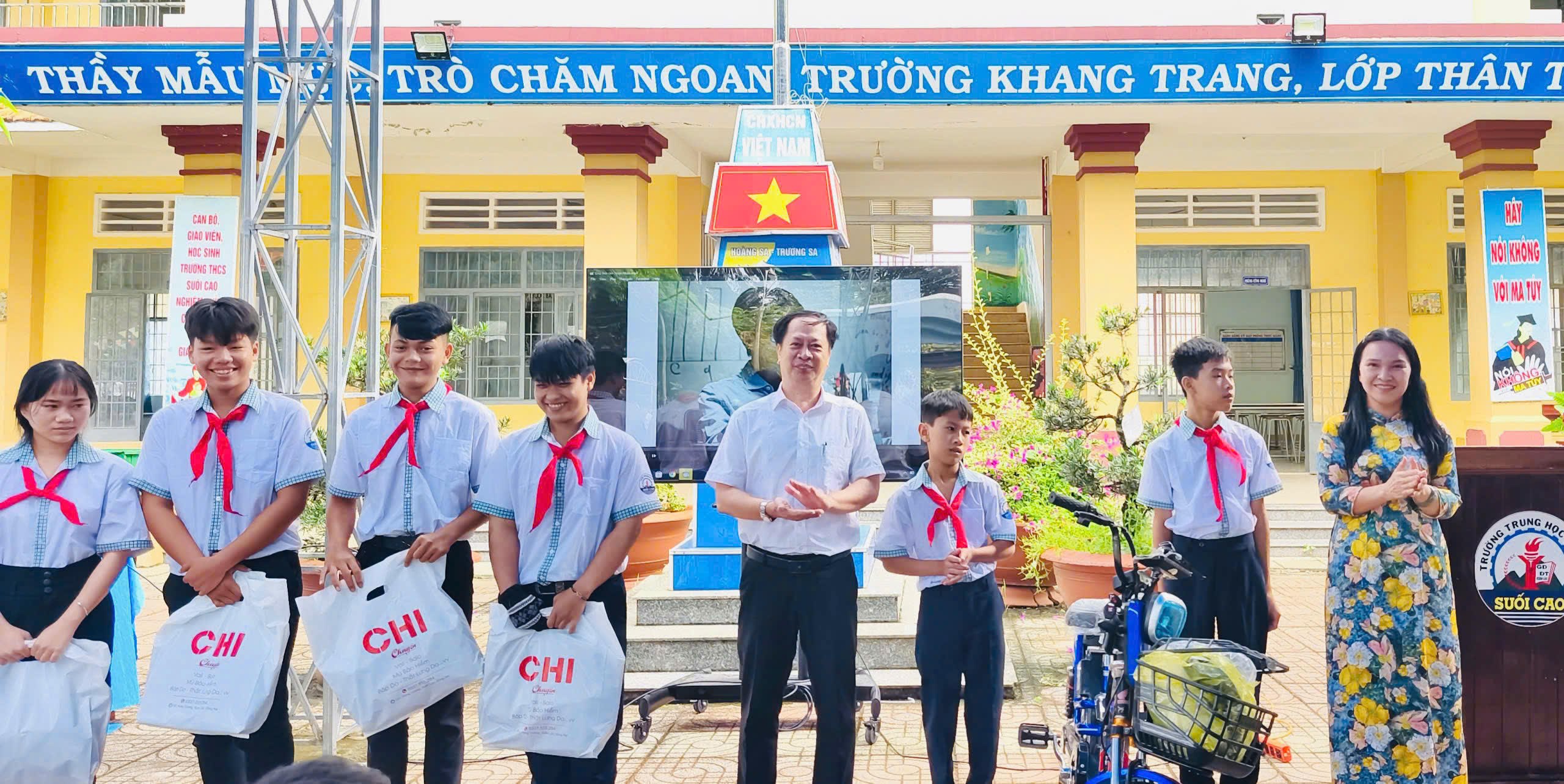 TRAO QUÀ YÊU THƯƠNG - TIẾP BƯỚC ƯỚC MƠ HỌC SINH NGHÈO XÃ XUÂN THÀNH