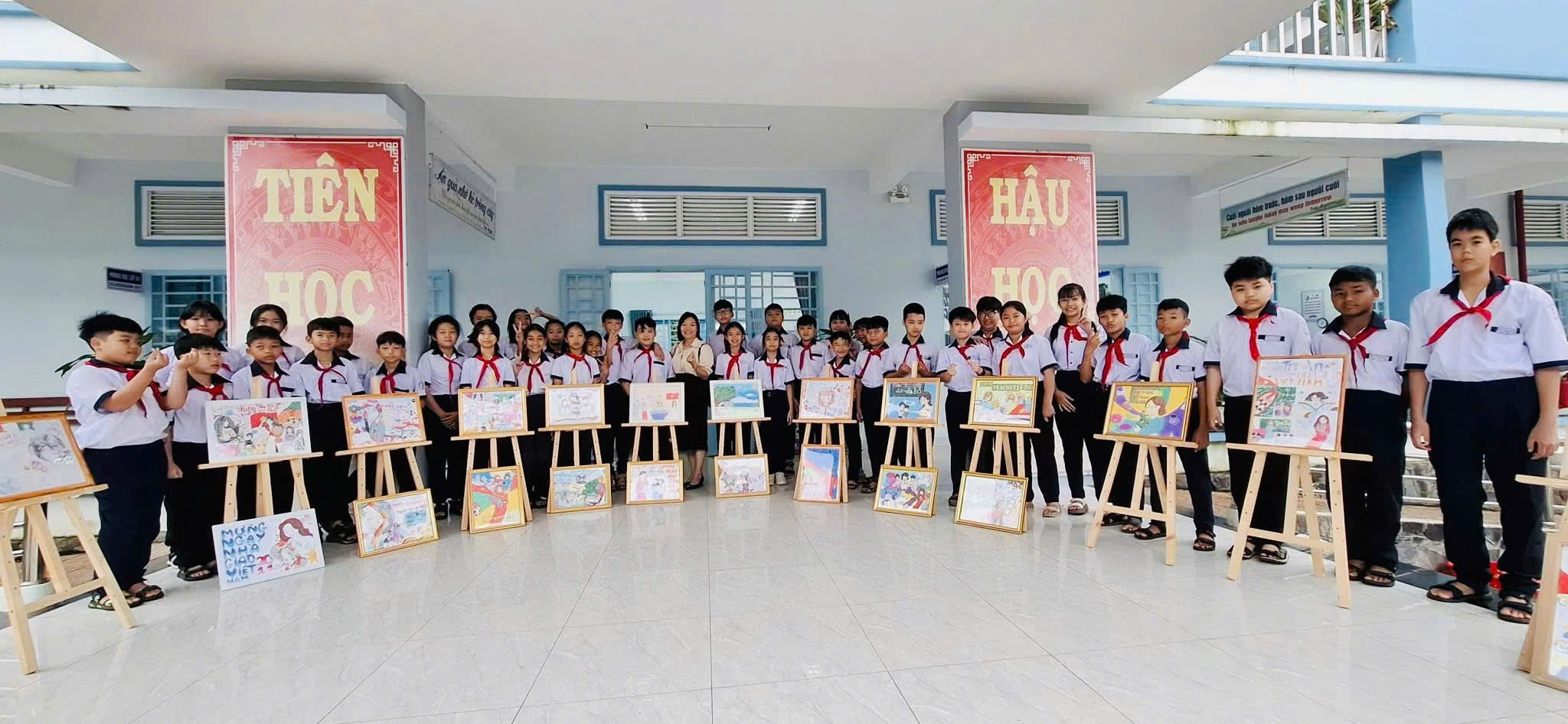 TRƯỜNG THCS NGÔ SỸ LIÊN TỔ CHỨC TRIỂN LÃM TRANH CHÀO MỪNG NGÀY NHÀ GIÁO VIỆT NAM