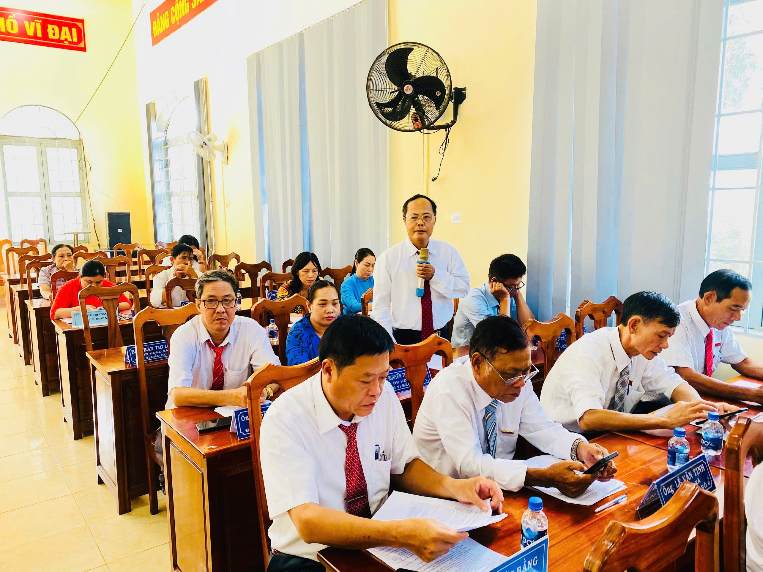 Đại biểu thảo luận tại kỳ họp