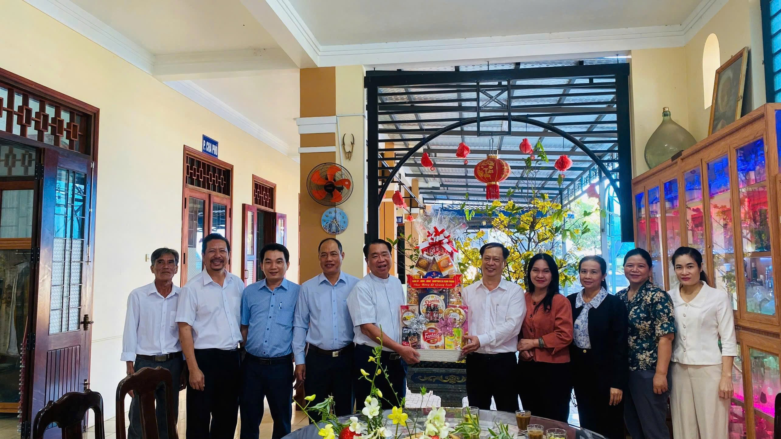 Xã Xuân Thành tổ chức thăm và tặng quà các Giáo xứ trên địa bàn nhân dịp lễ Giáng Sinh năm 2025
