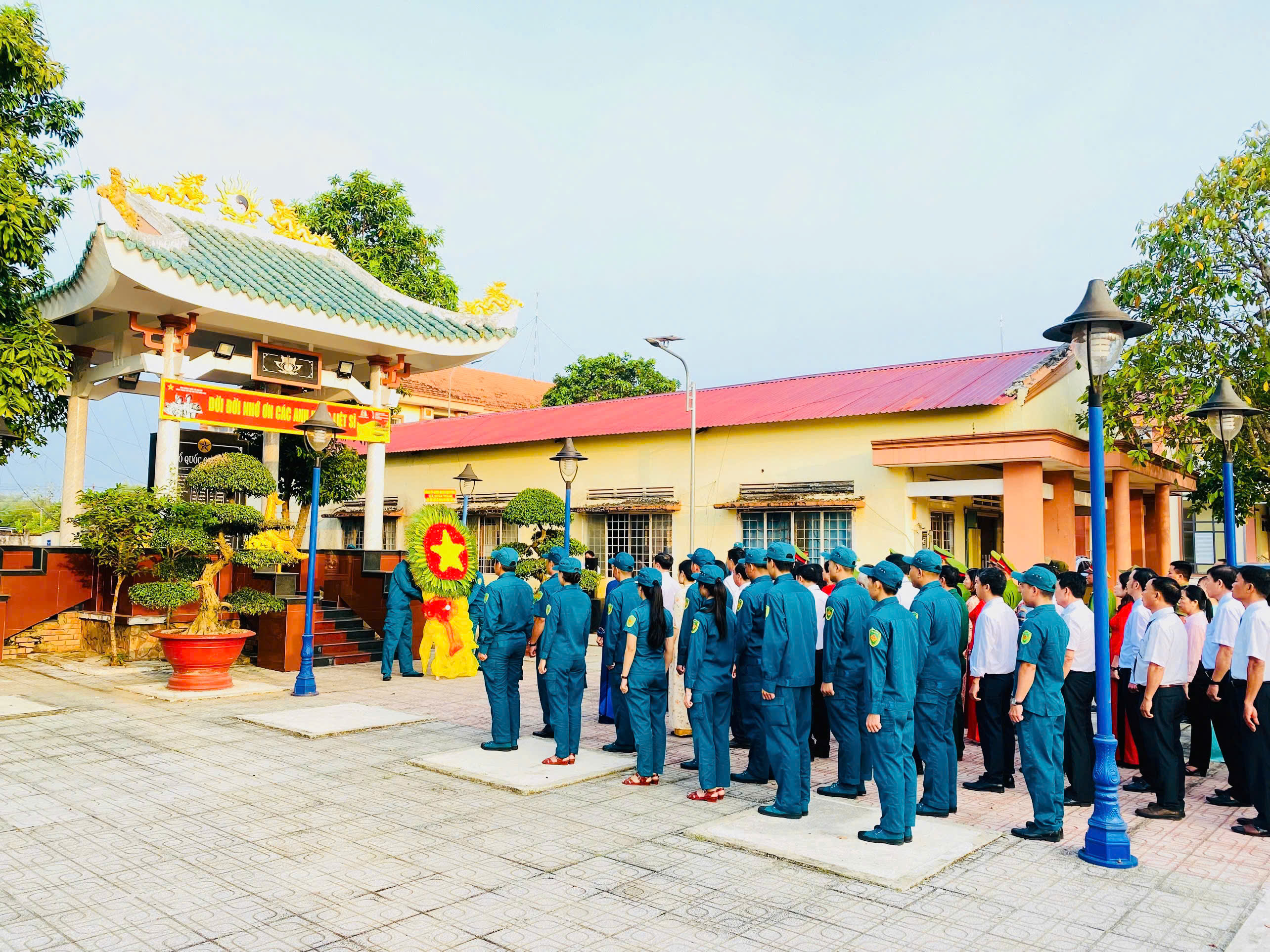 Xã Xuân Thành tổ chức viếng Nhà bia ghi danh liệt sĩ nhân kỷ niệm 81 năm Ngày thành lập Quân đội nhân dân Việt Nam và 36 năm Ngày hội Quốc phòng toàn dân