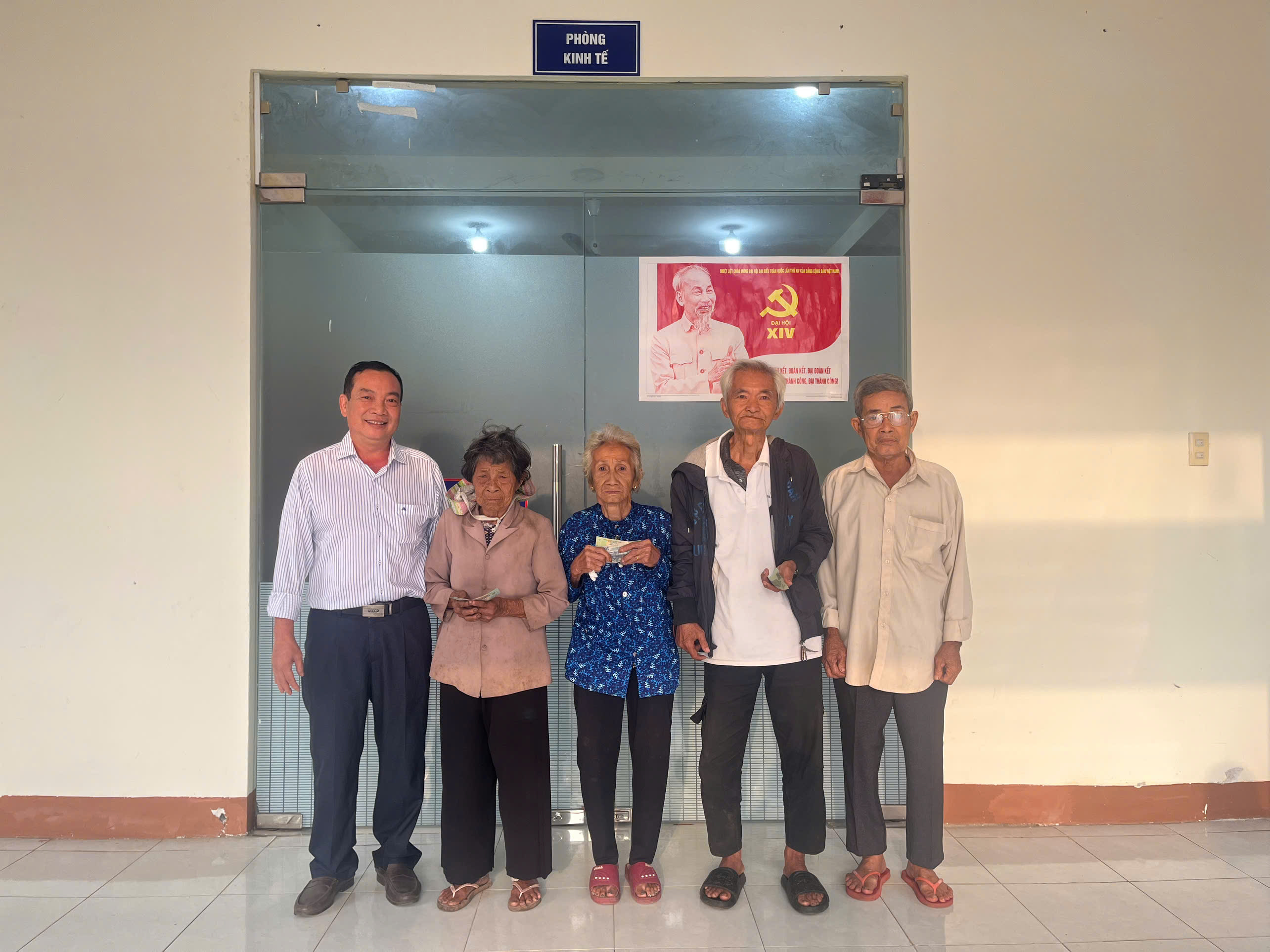 TRAO TIỀN HỖ TRỢ TẾT NGUYÊN ĐÁN BÍNH NGỌ NĂM 2026 CHO CÁC HỘ NGHÈO, HỘ CẬN NGHÈO TRÊN ĐỊA BÀN XÃ XUÂN THÀNH