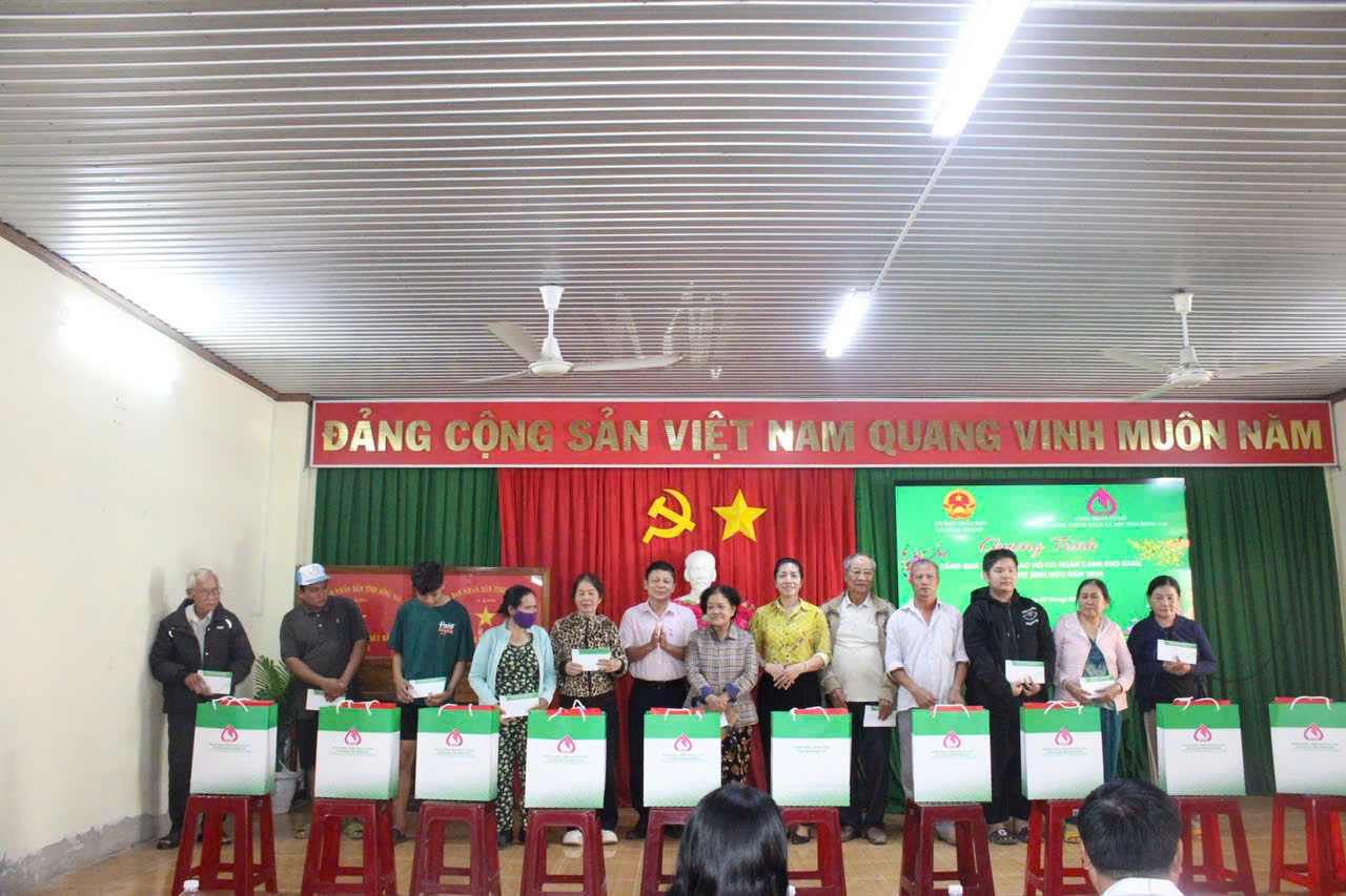 NGÂN HÀNG CHÍNH SÁCH XÃ HỘI: CÙNG ĐỐI TƯỢNG CHÍNH SÁCH VUI XUÂN ĐÓN TẾT