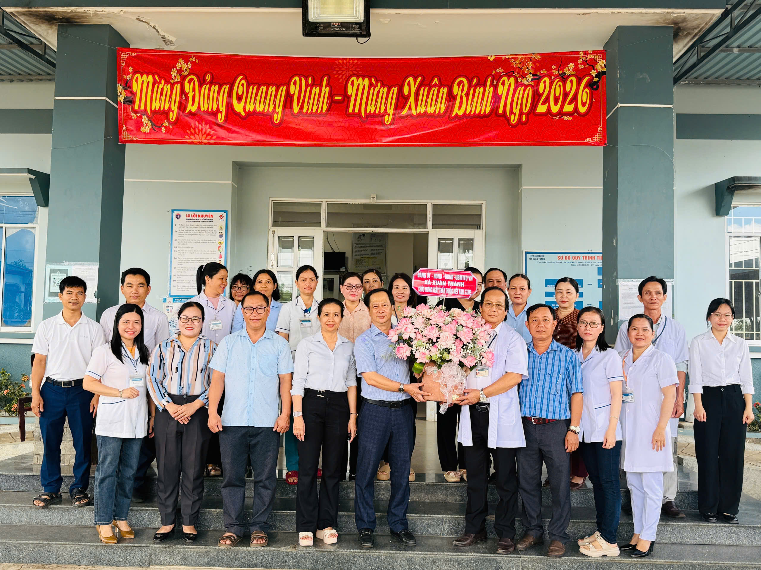 LÃNH ĐẠO XÃ XUÂN THÀNH THĂM, TẶNG HOA CHÚC MỪNG TRẠM Y TẾ XÃ NHÂN NGÀY THẦY THUỐC VIỆT NAM 27/02