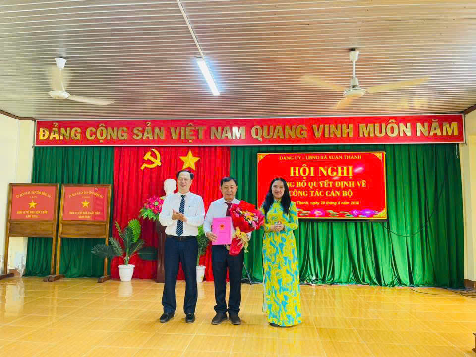 XÃ XUÂN THÀNH CÔNG BỐ QUYẾT ĐỊNH VỀ CÔNG TÁC CÁN BỘ