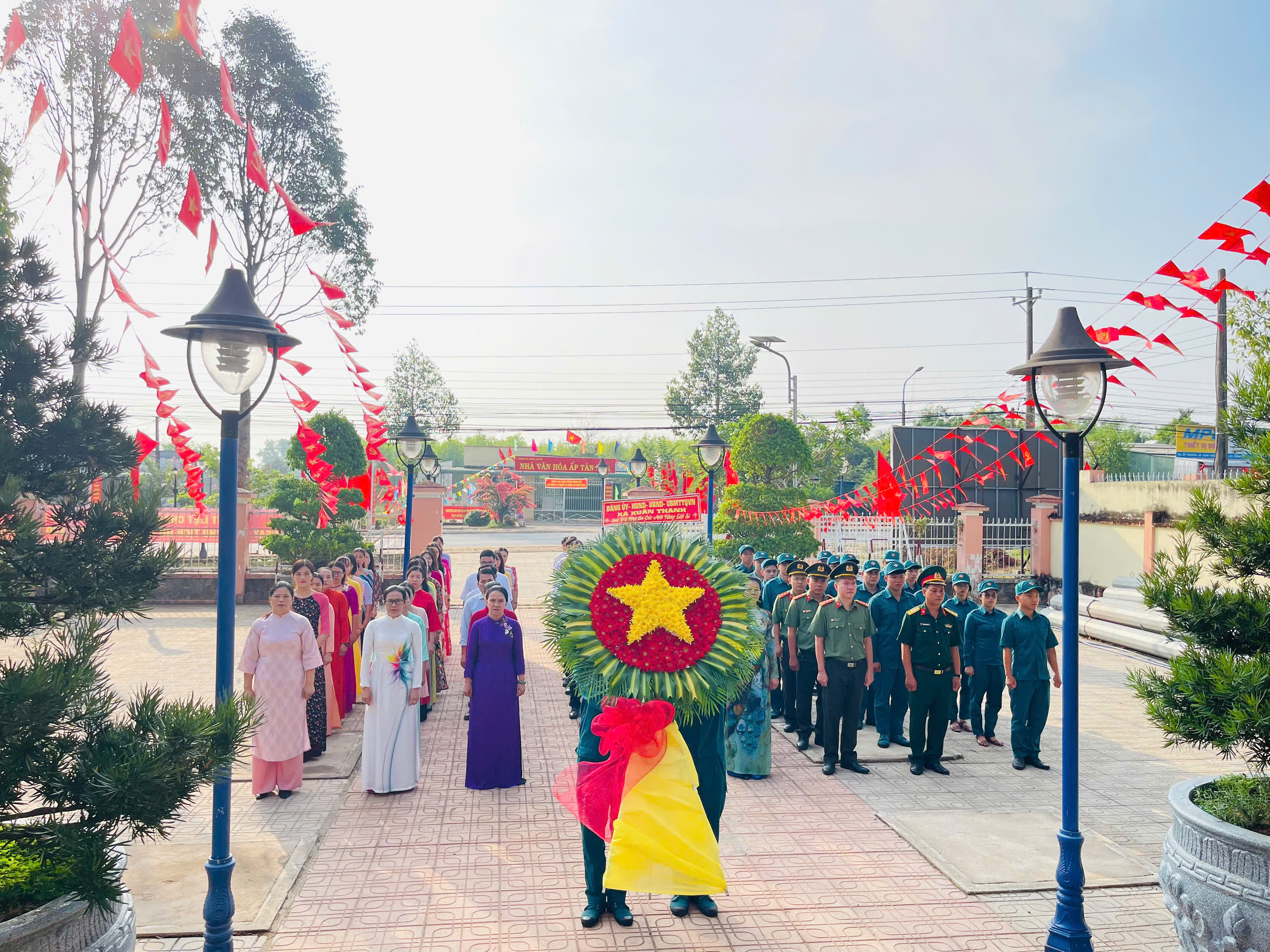 TRANG NGHIÊM LỄ VIẾNG NHÀ BIA GHI TÊN LIỆT SĨ XÃ XUÂN THÀNH NHÂN KỶ NIỆM 51 NĂM NGÀY GIẢI PHÓNG MIỀN NAM, THỐNG NHẤT ĐẤT NƯỚC (30/4/1975 – 30/4/2026) VÀ 136 NĂM NGÀY SINH CHỦ TỊCH HỒ CHÍ MINH (19/5/1890 - 19/5/2026).