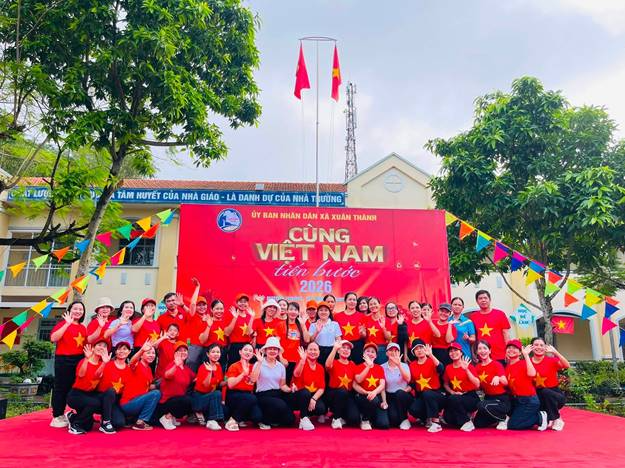 Có thể là hình ảnh về một hoặc nhiều người và văn bản cho biết 'ATLUU TÂM HUYẾT CUA NHÀ GIÁO LÀ DANH DỰ TAMWUTÉTGÓANAGAO-LADANDUC CUA NHA ƯỜNG UY BAN NHÂN DÂN XUÂN THÀNH CÙNG VIỆT NAM tiên bước 2026 C KAM 文'