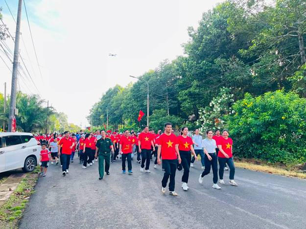Có thể là hình ảnh về một hoặc nhiều người và đường