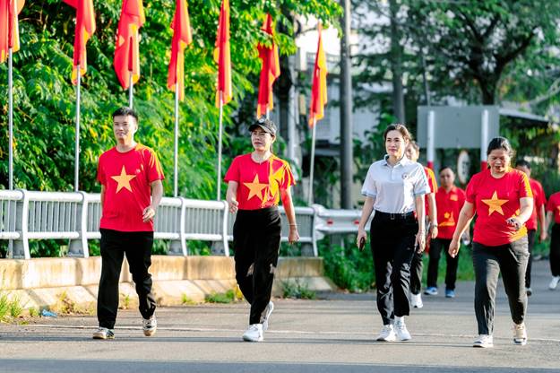 Có thể là hình ảnh về một hoặc nhiều người