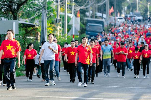 Có thể là hình ảnh về một hoặc nhiều người và đám đông